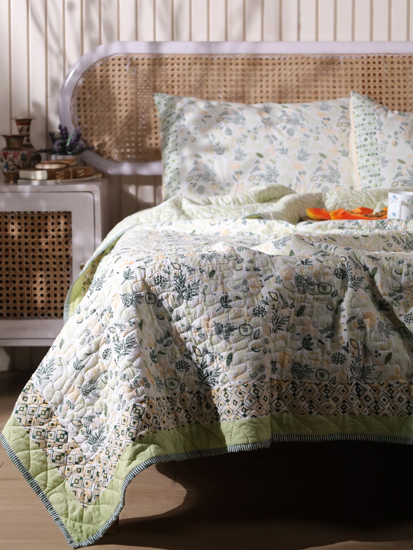 Green parrot and yellow teen anaar mulmul quilt (abstract jaal)