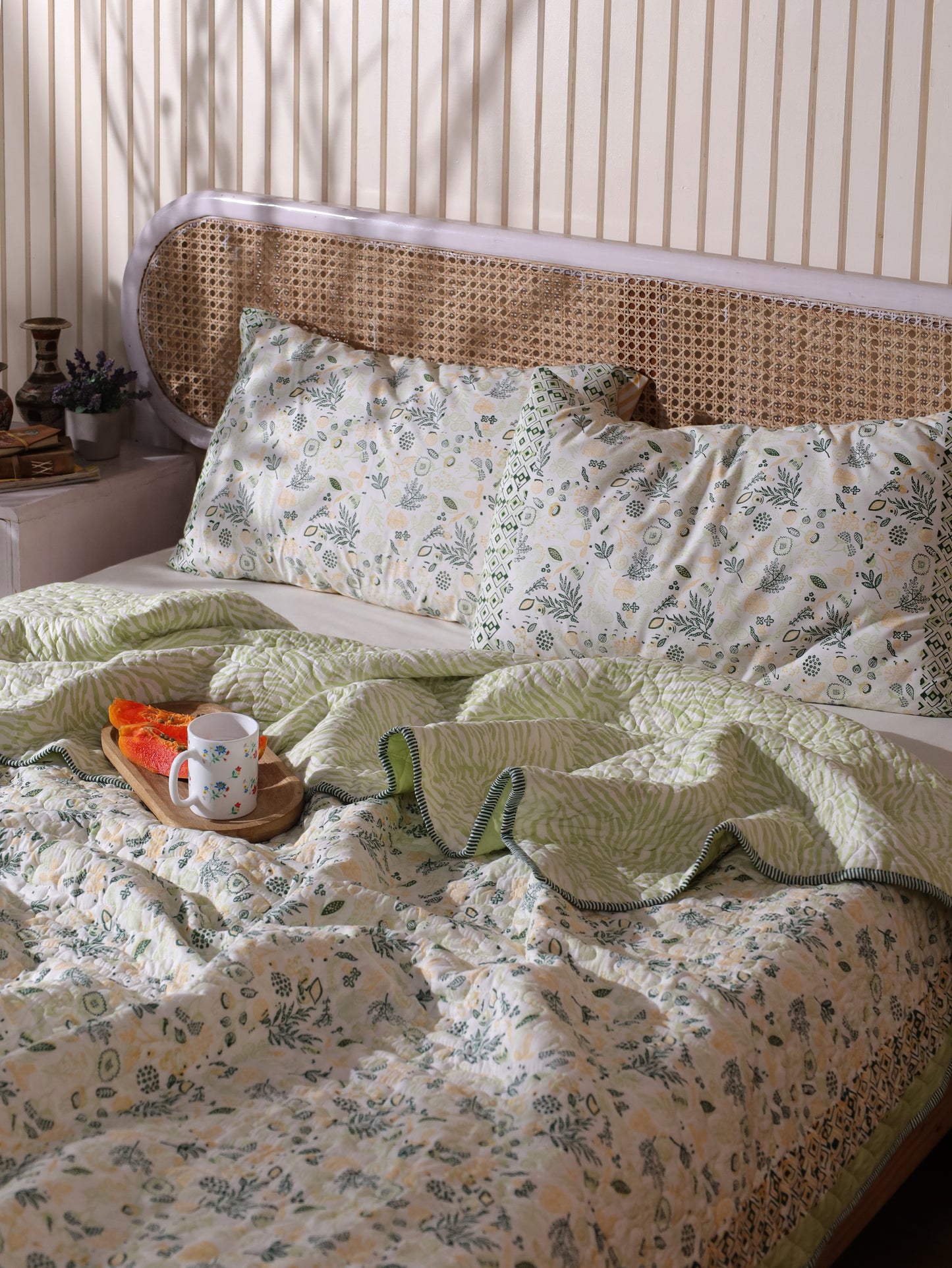 Green parrot and yellow teen anaar mulmul quilt (abstract jaal)