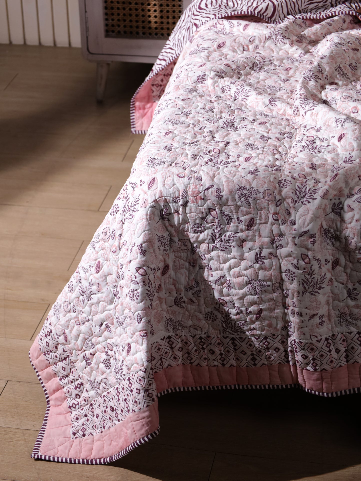 Lilac and pink teen anaar mulmul quilt (abstract jaal)