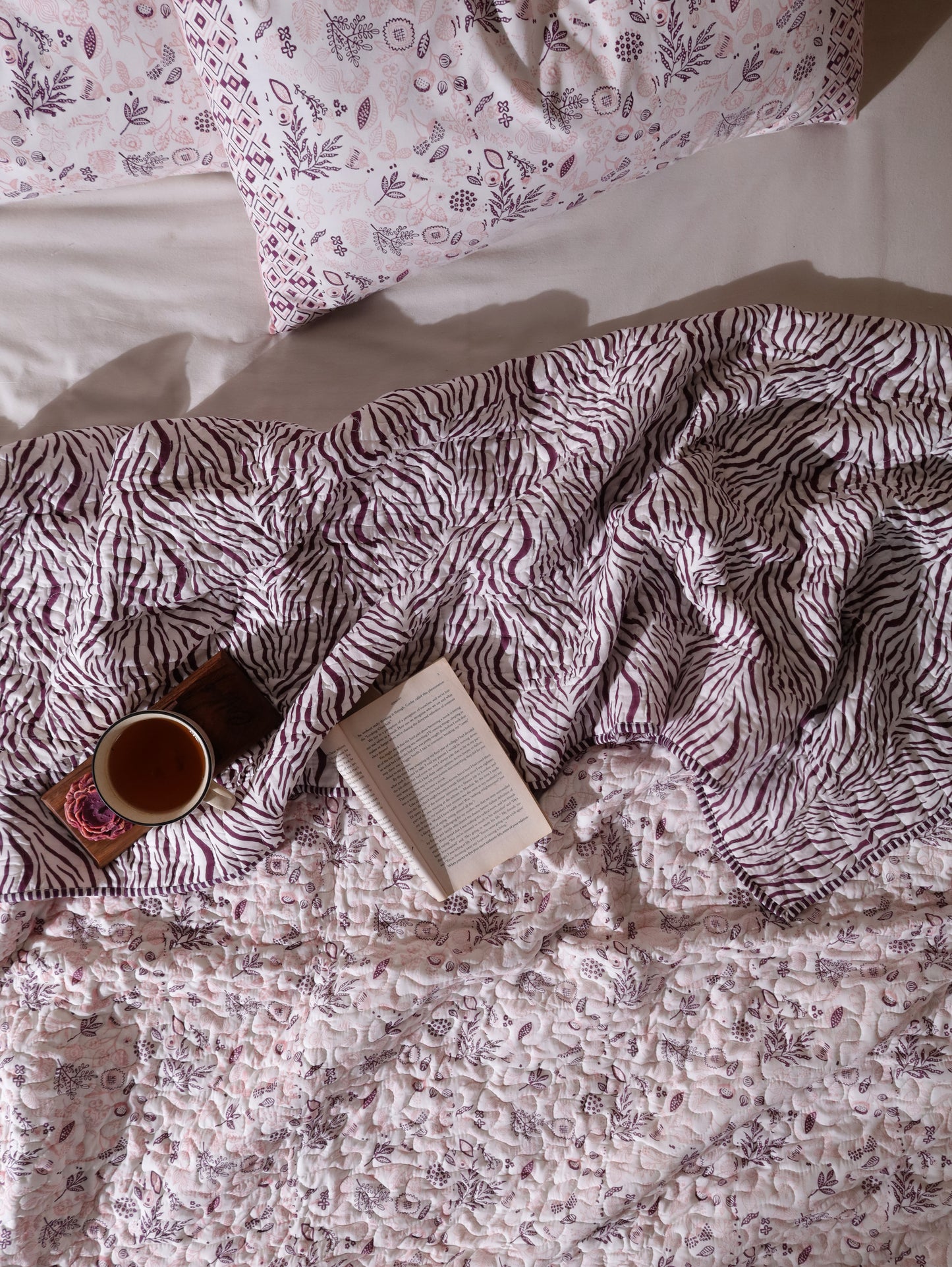 Lilac and pink teen anaar mulmul quilt (abstract jaal)