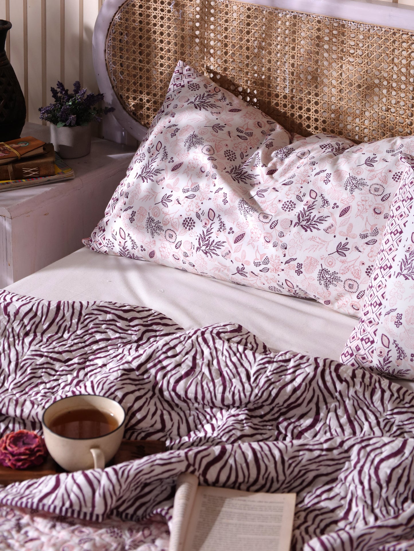 Lilac and pink teen anaar mulmul quilt (abstract jaal)
