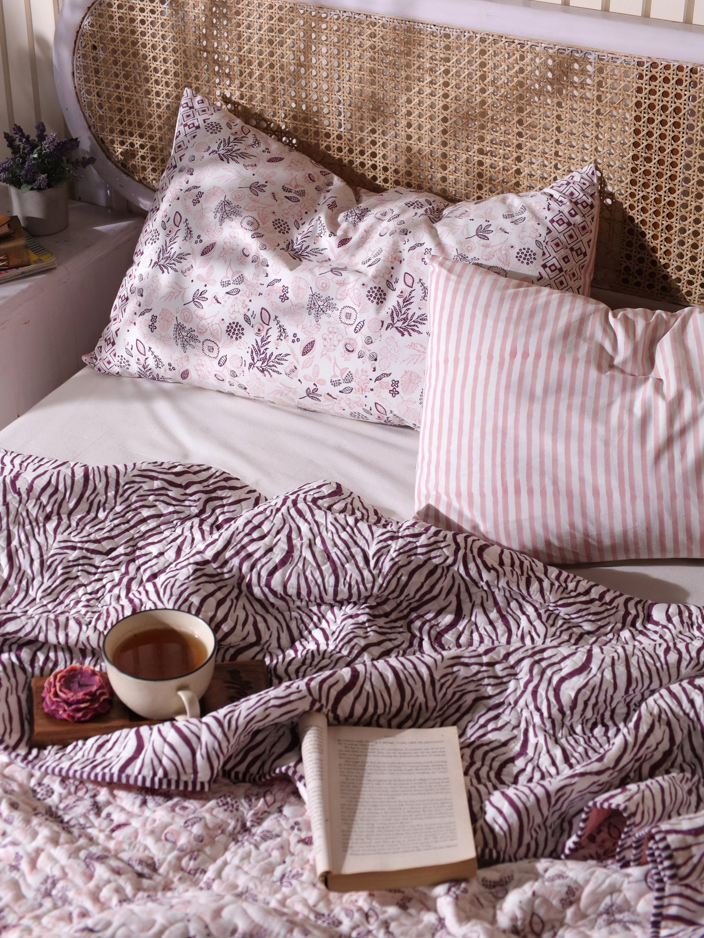 Lilac and pink teen anaar mulmul quilt (abstract jaal)