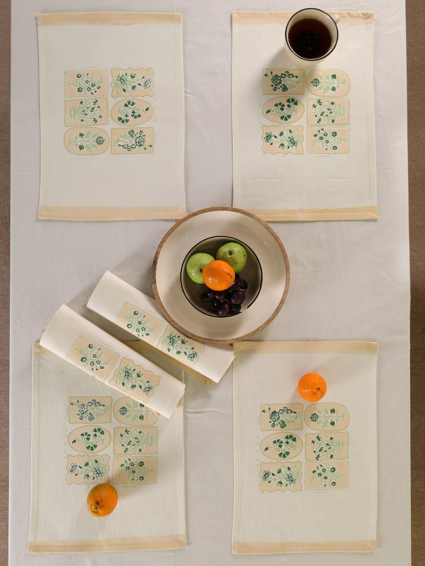 Green parrot and yellow motif tiles table mat