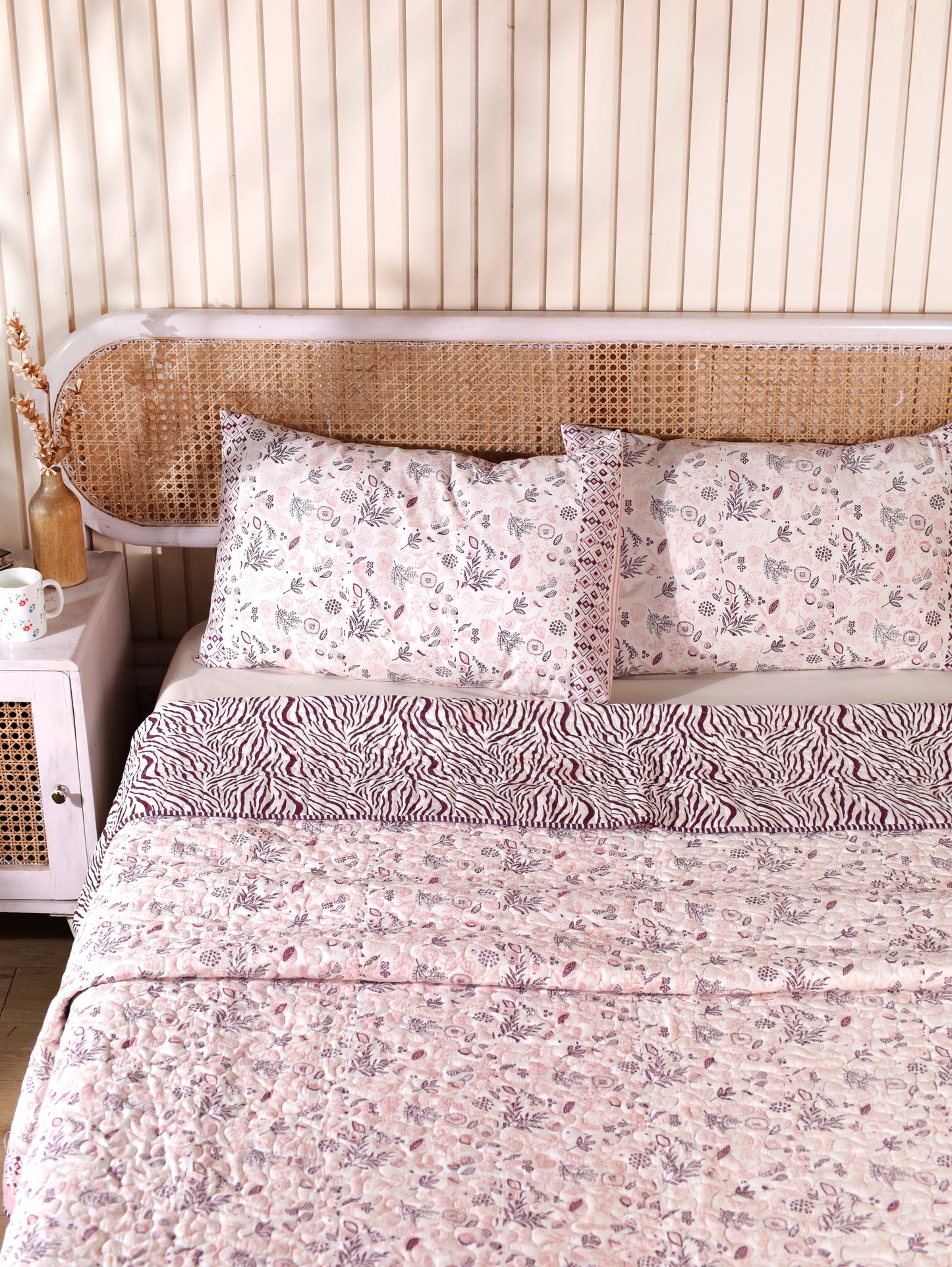 Lilac and pink teen anaar mulmul quilt (abstract jaal)