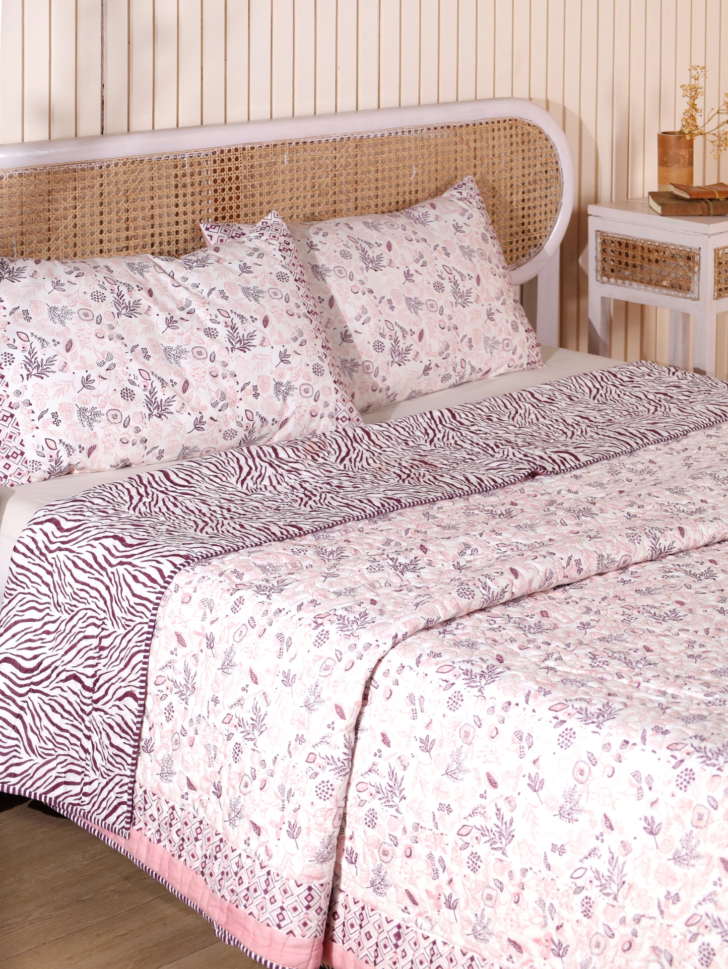 Lilac and pink teen anaar mulmul quilt (abstract jaal)