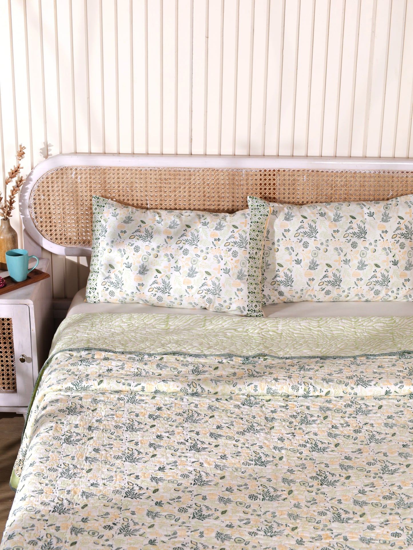 Green parrot and yellow teen anaar mulmul quilt (abstract jaal)