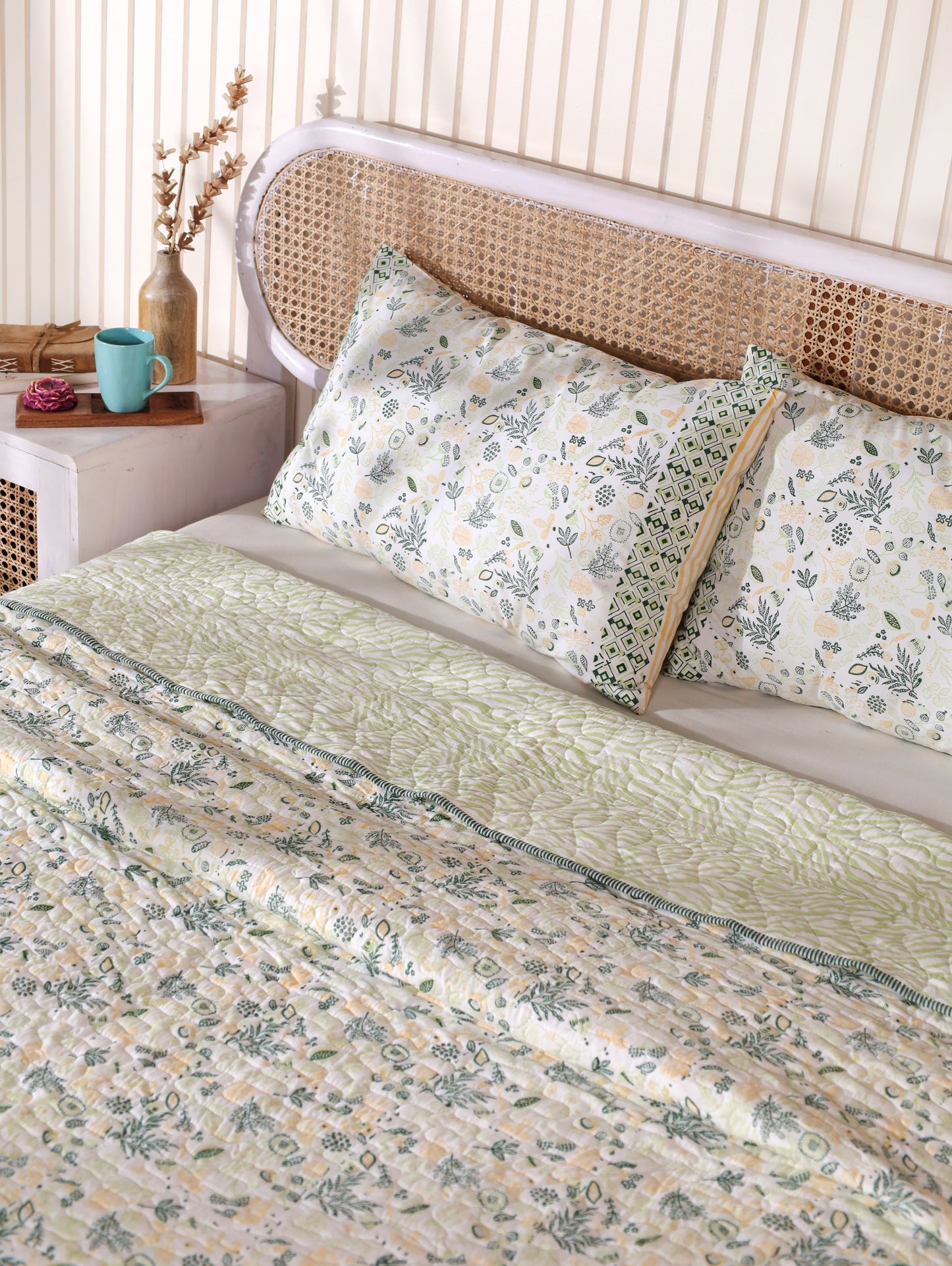 Green parrot and yellow teen anaar mulmul quilt (abstract jaal)