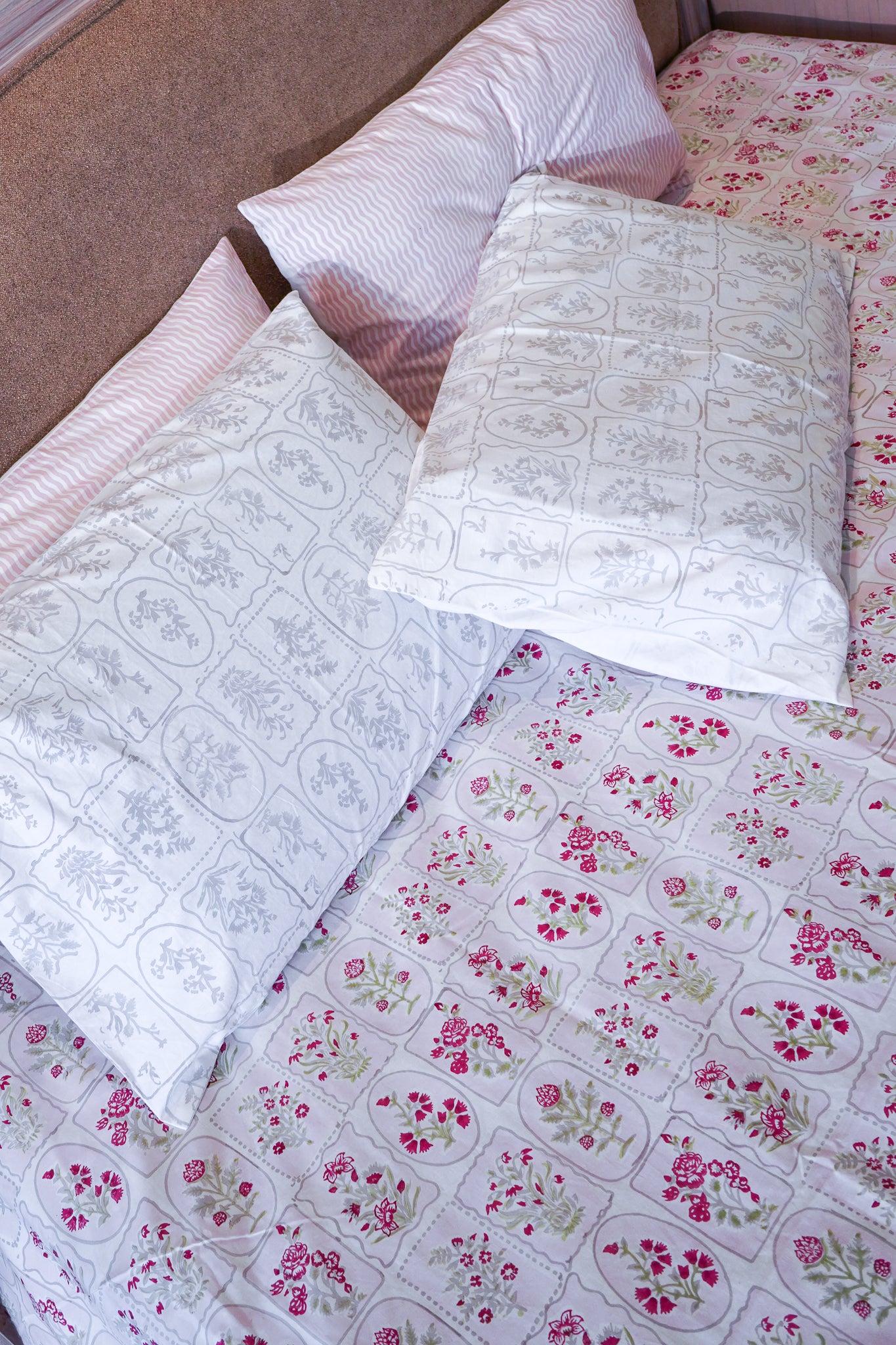 Magenta and green motif tiles bedsheet set