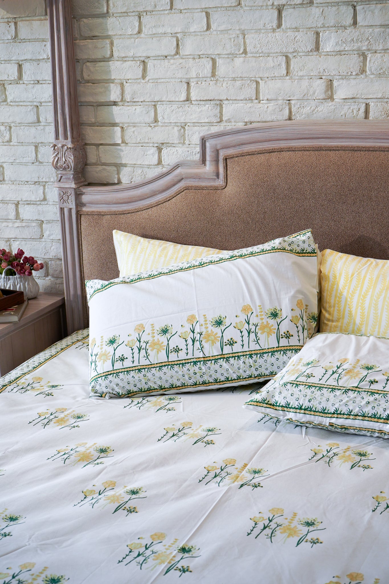 Green parrot and yellow blooming flowers bedsheet set