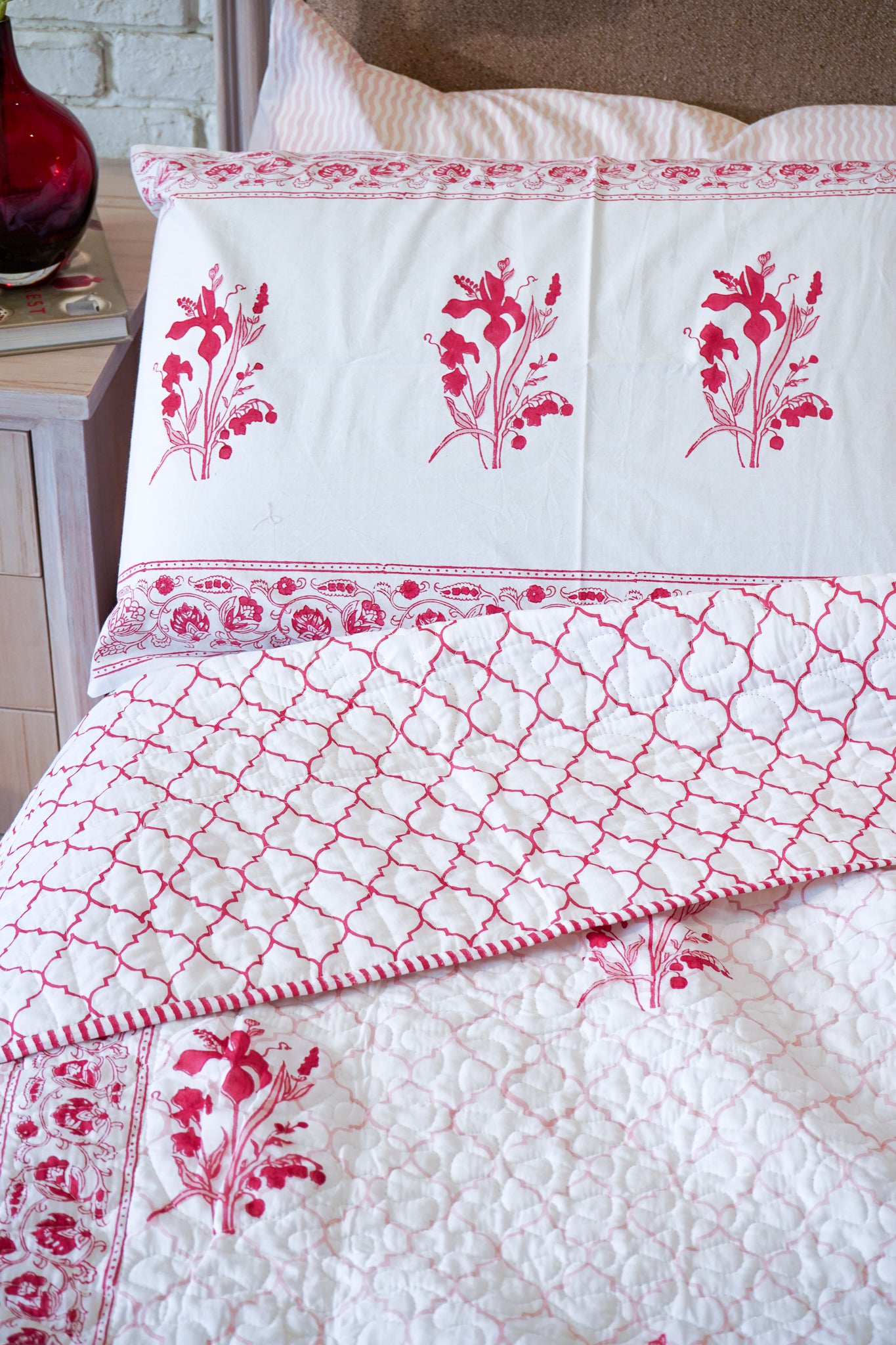 Red and peach ek phool mulmul quilt