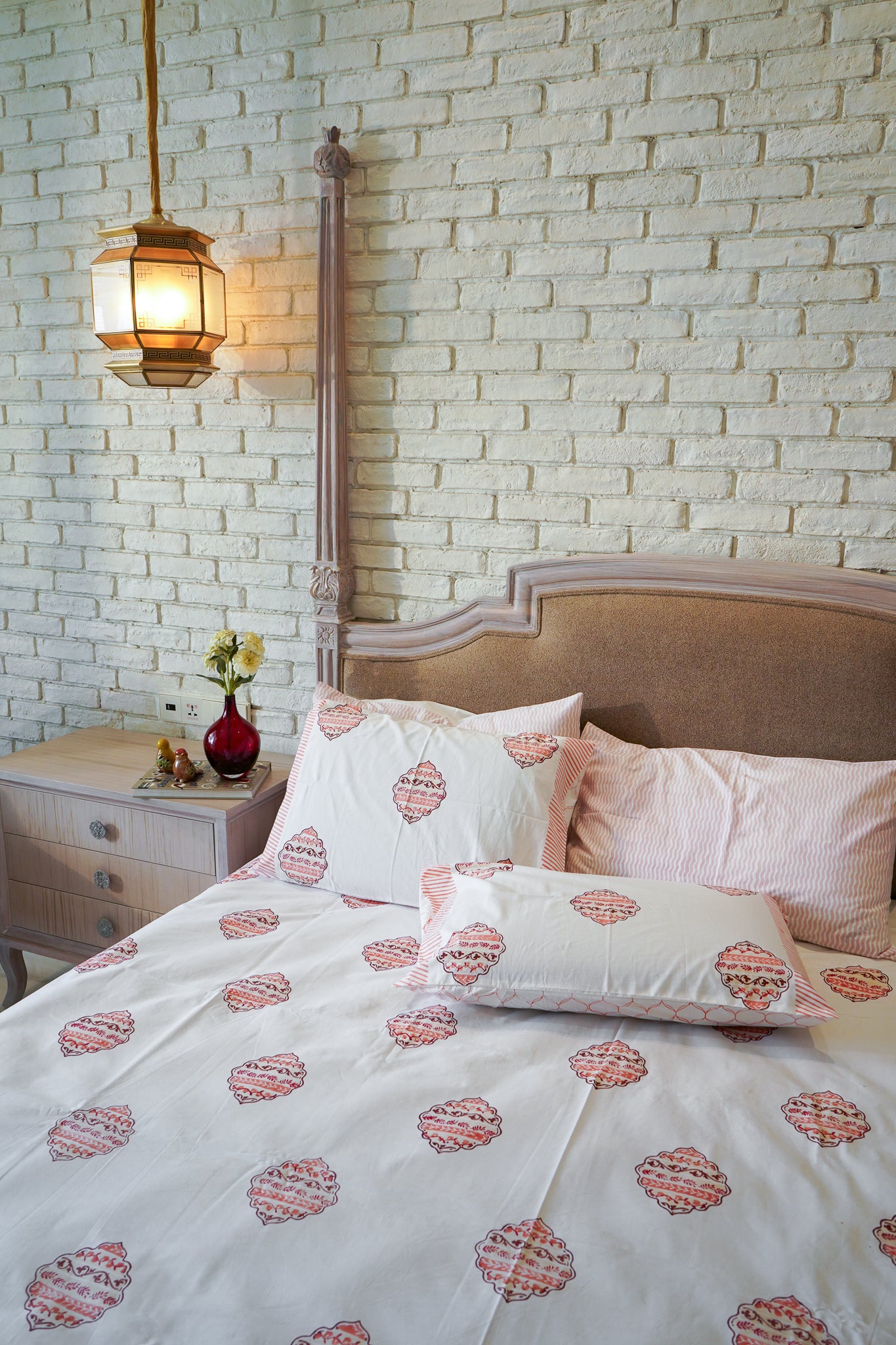 Maroon and magenta heera jaal motif bedsheet set