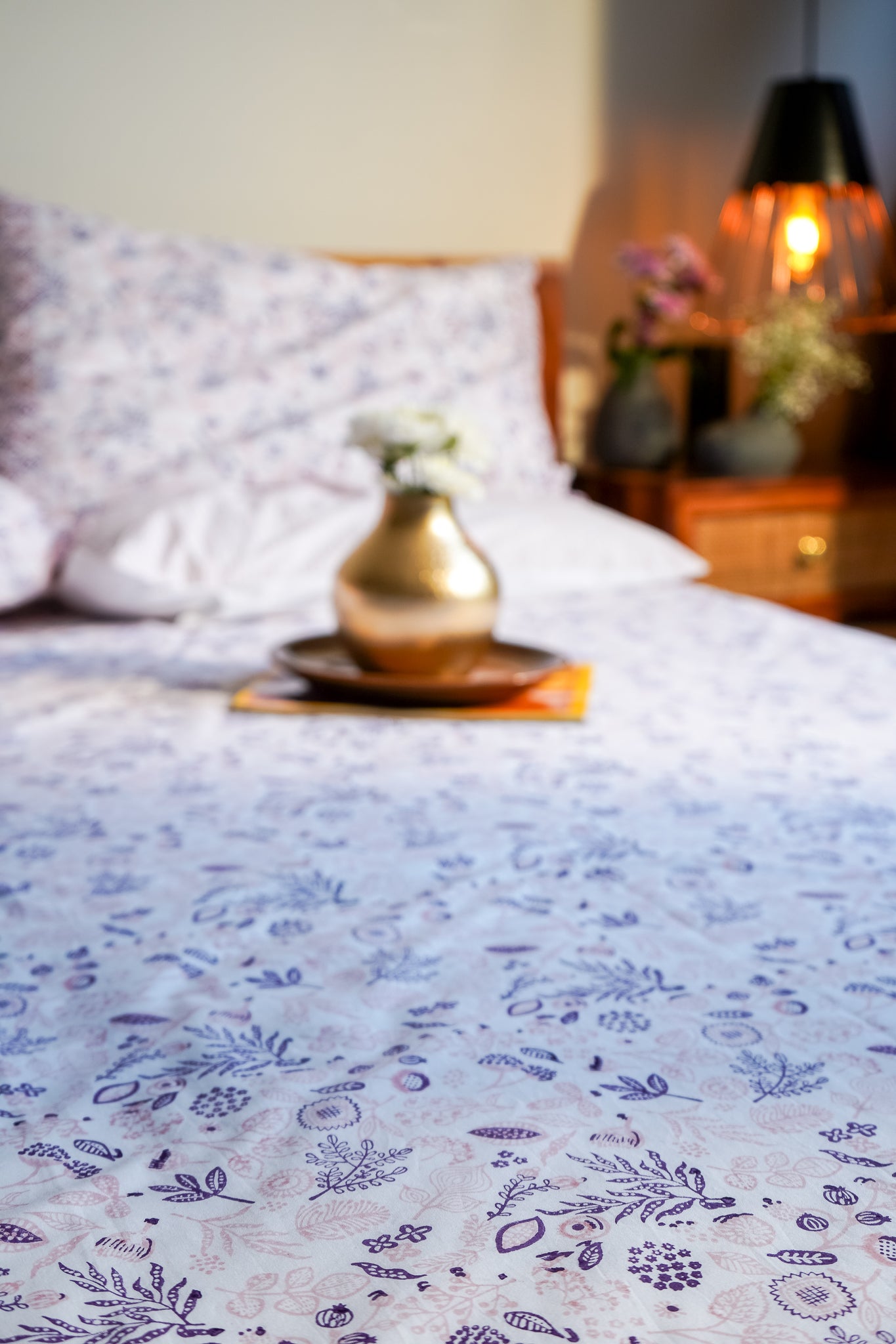 Lilac and pink teen anaar bedsheet set (abstract jaal)