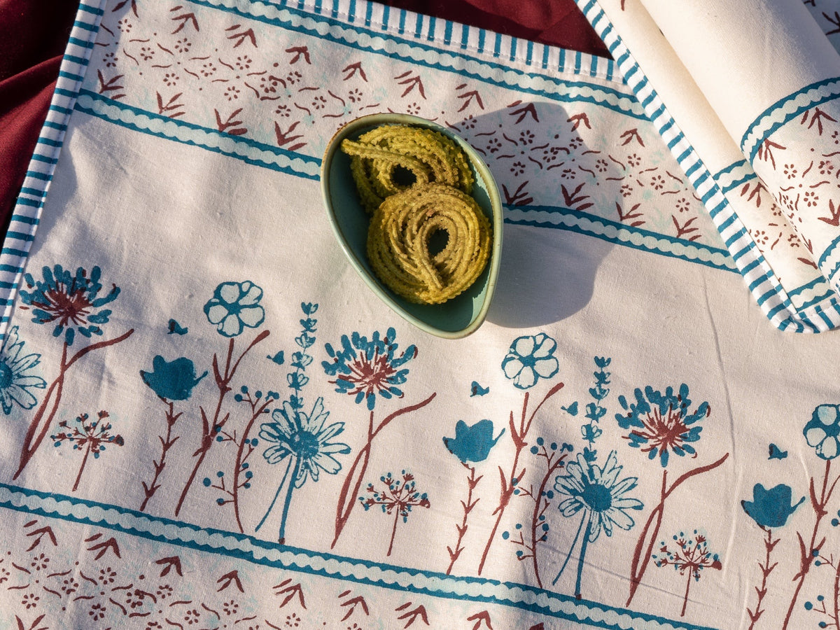 Dark light blue blooming flowers table/tray mat