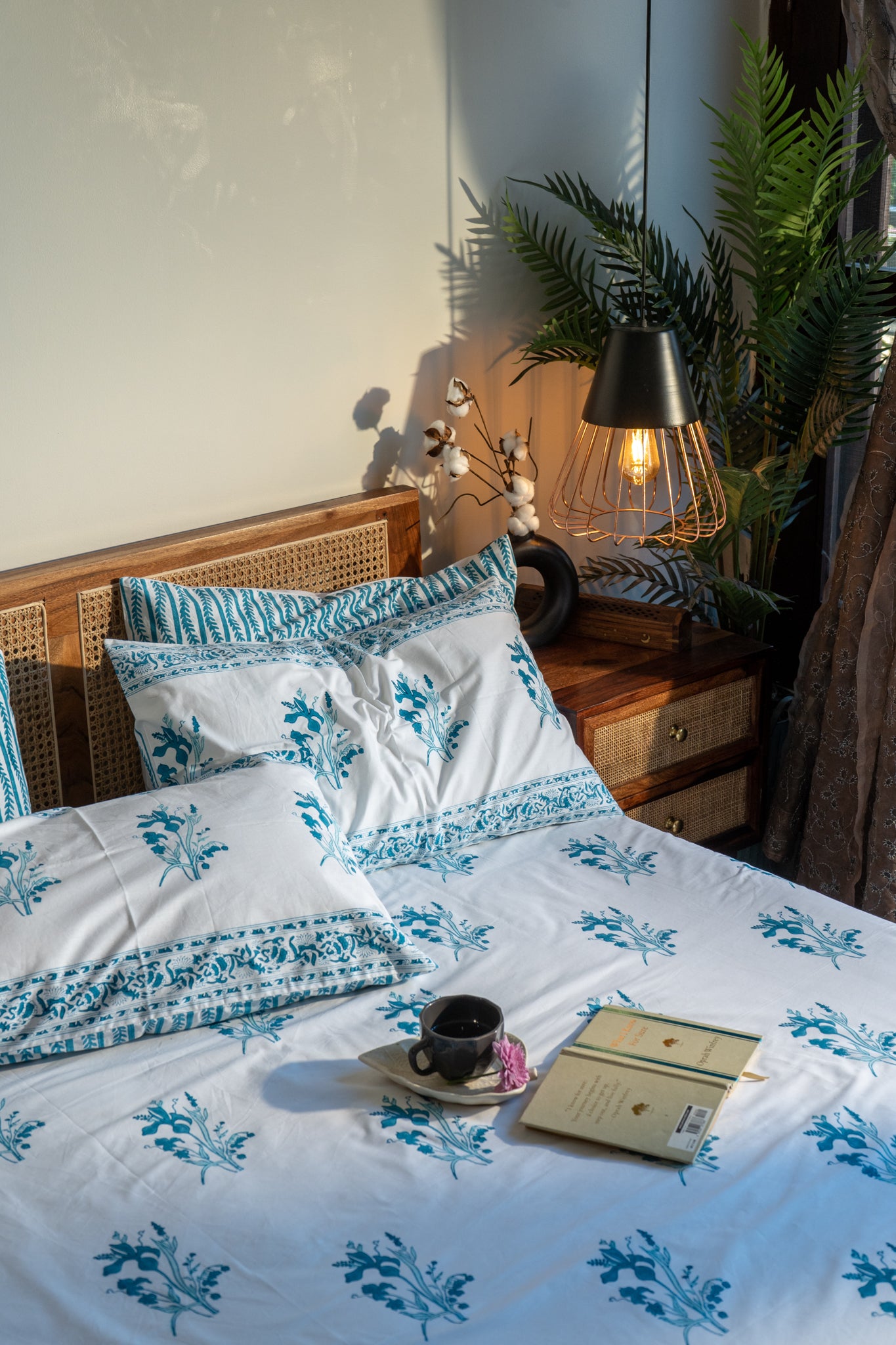 Dark and light blue ek phool bedsheet set