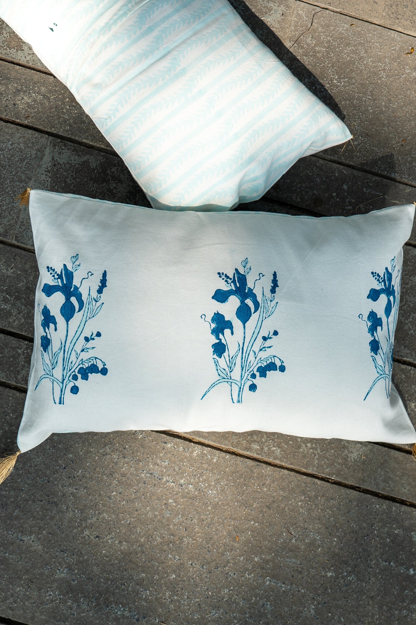 Dark and light blue ek phool cushion cover