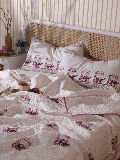 Lilac and maroon jharokha motif mulmul quilt