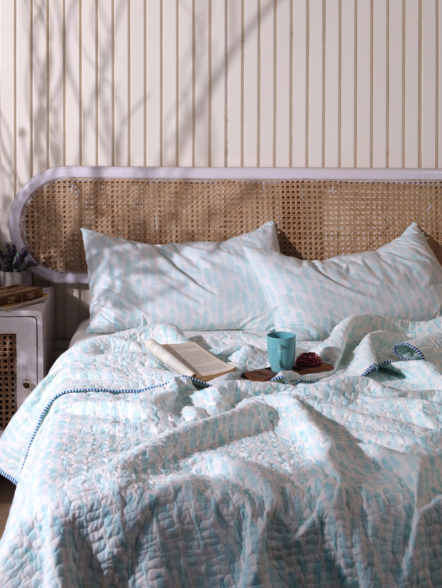 Sky blue long leaves jaal mulmul quilt