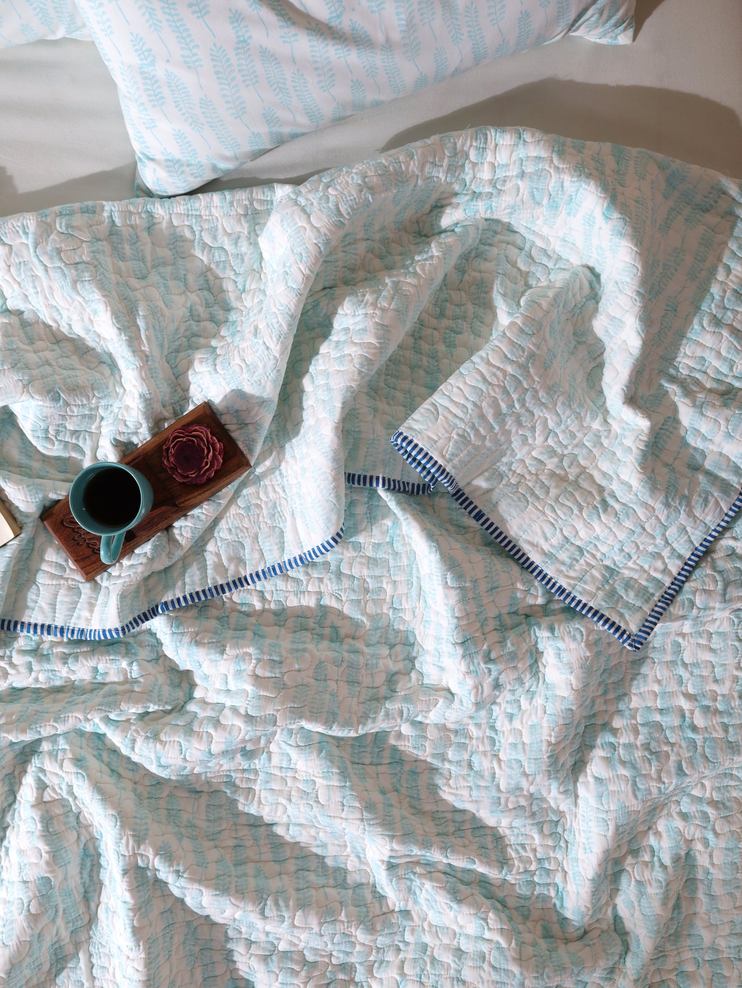 Sky blue long leaves jaal mulmul quilt