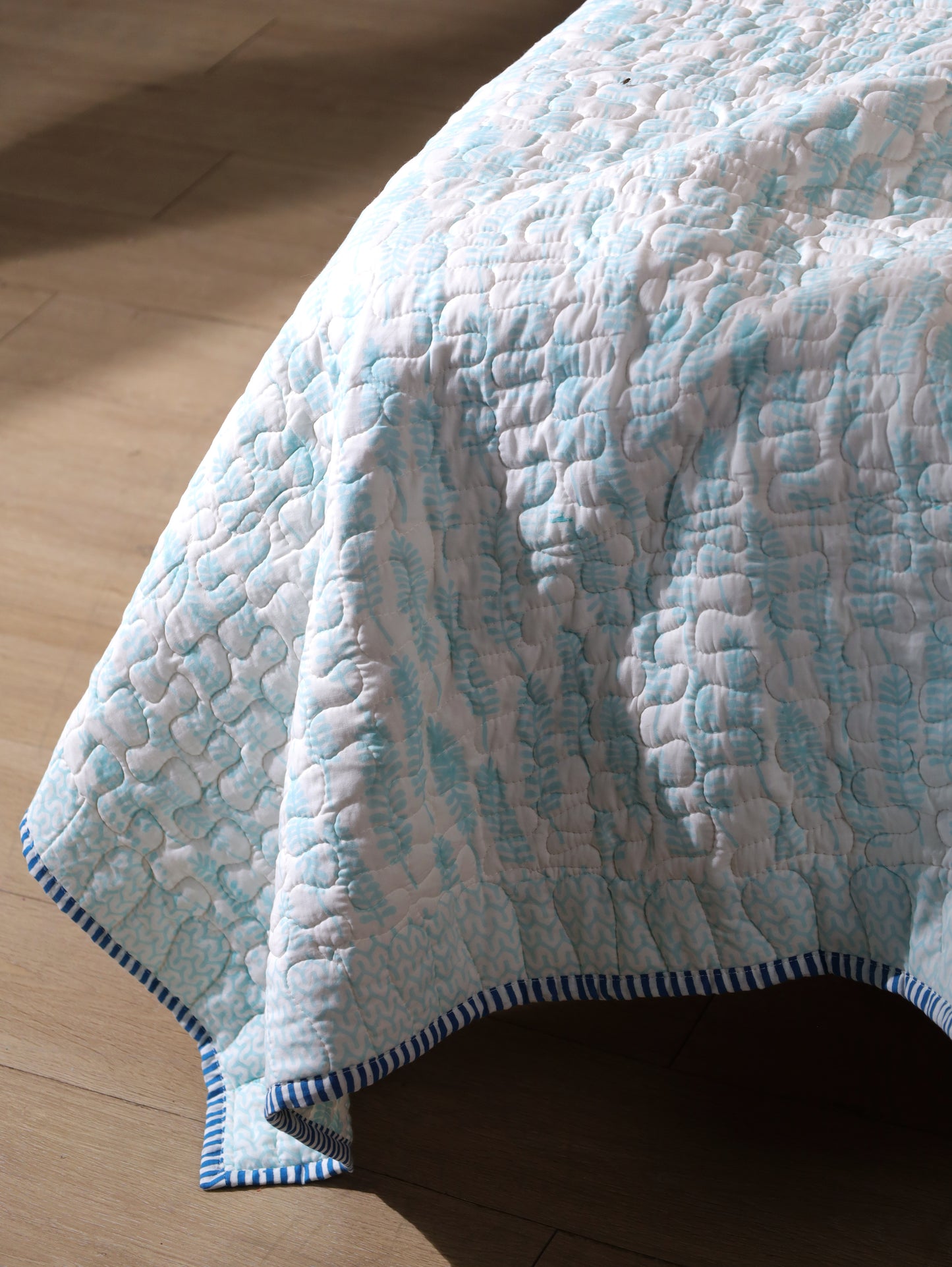 Sky blue long leaves jaal mulmul quilt