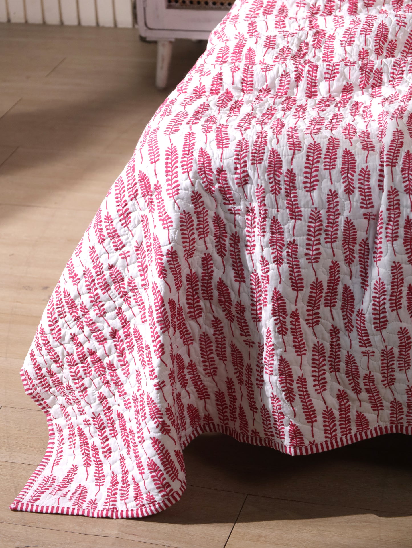 Red long leaves jaal mulmul quilt