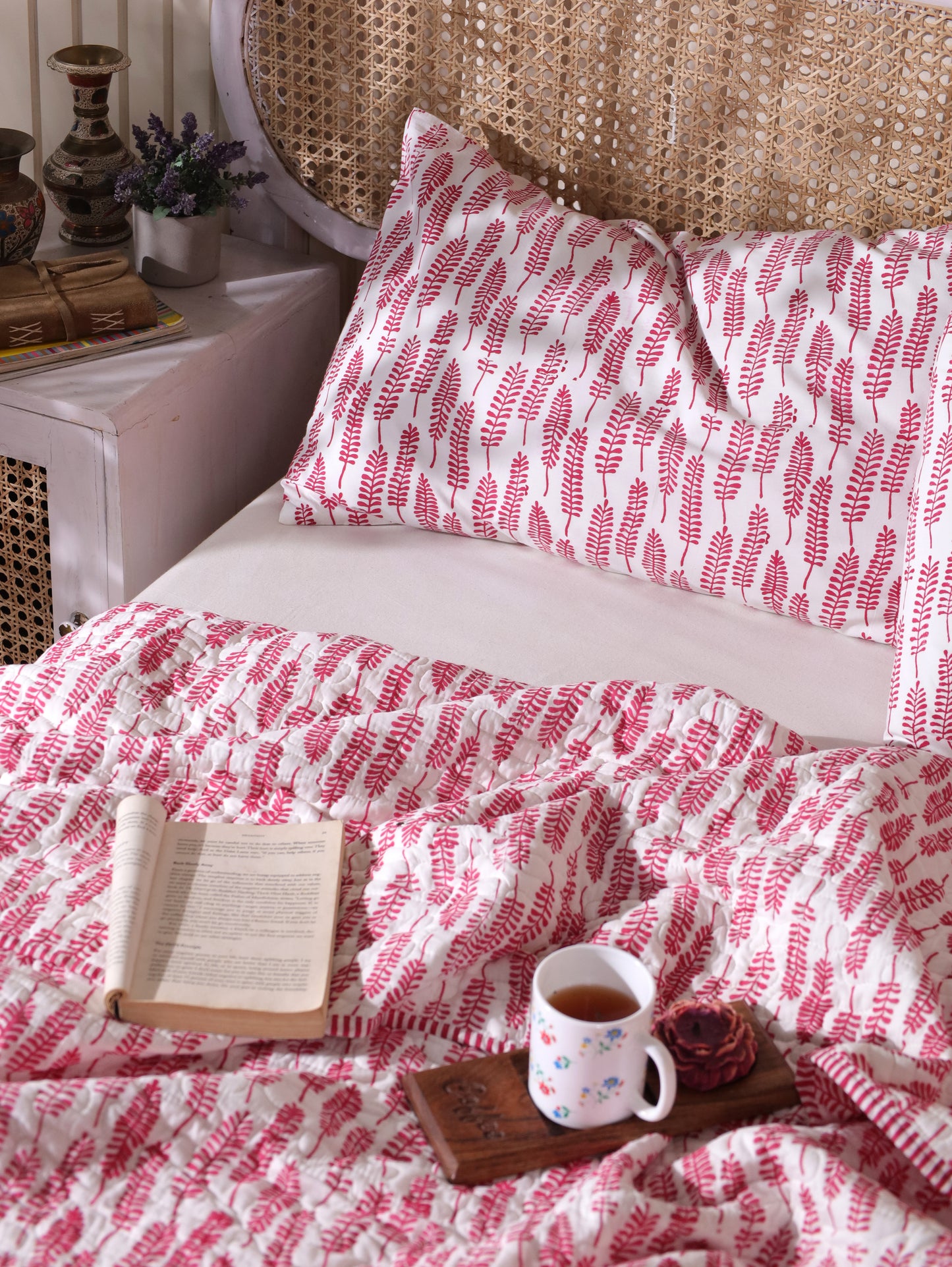 Red long leaves jaal mulmul quilt