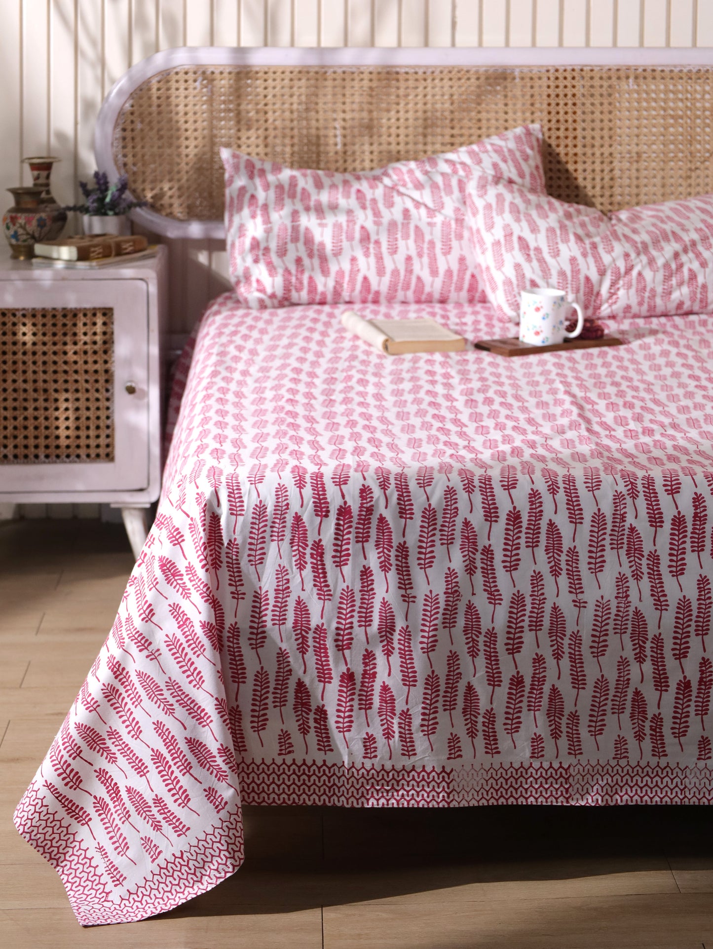 Red long leaves jaal fitted bedsheet set