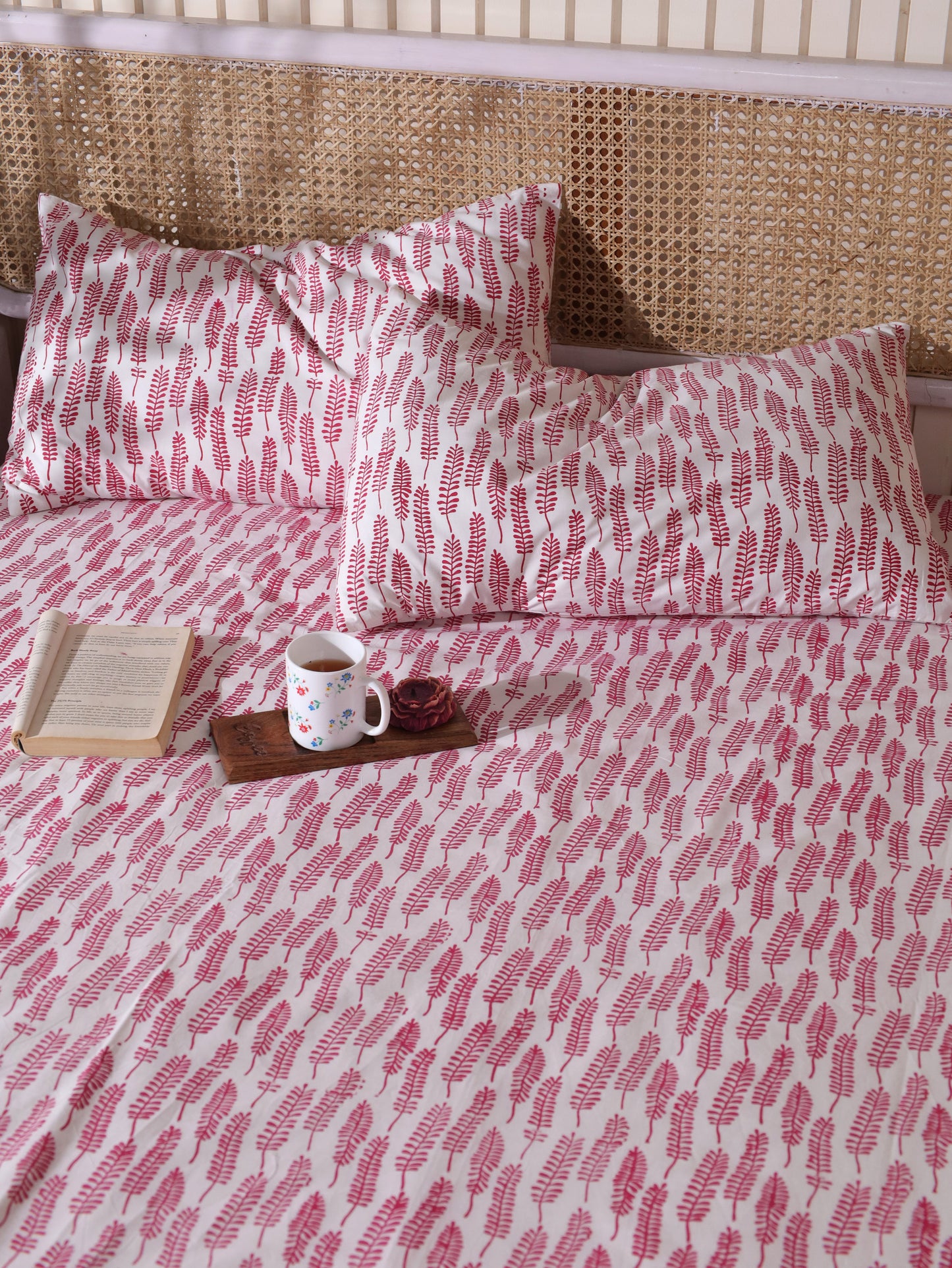 Red long leaves jaal fitted bedsheet set