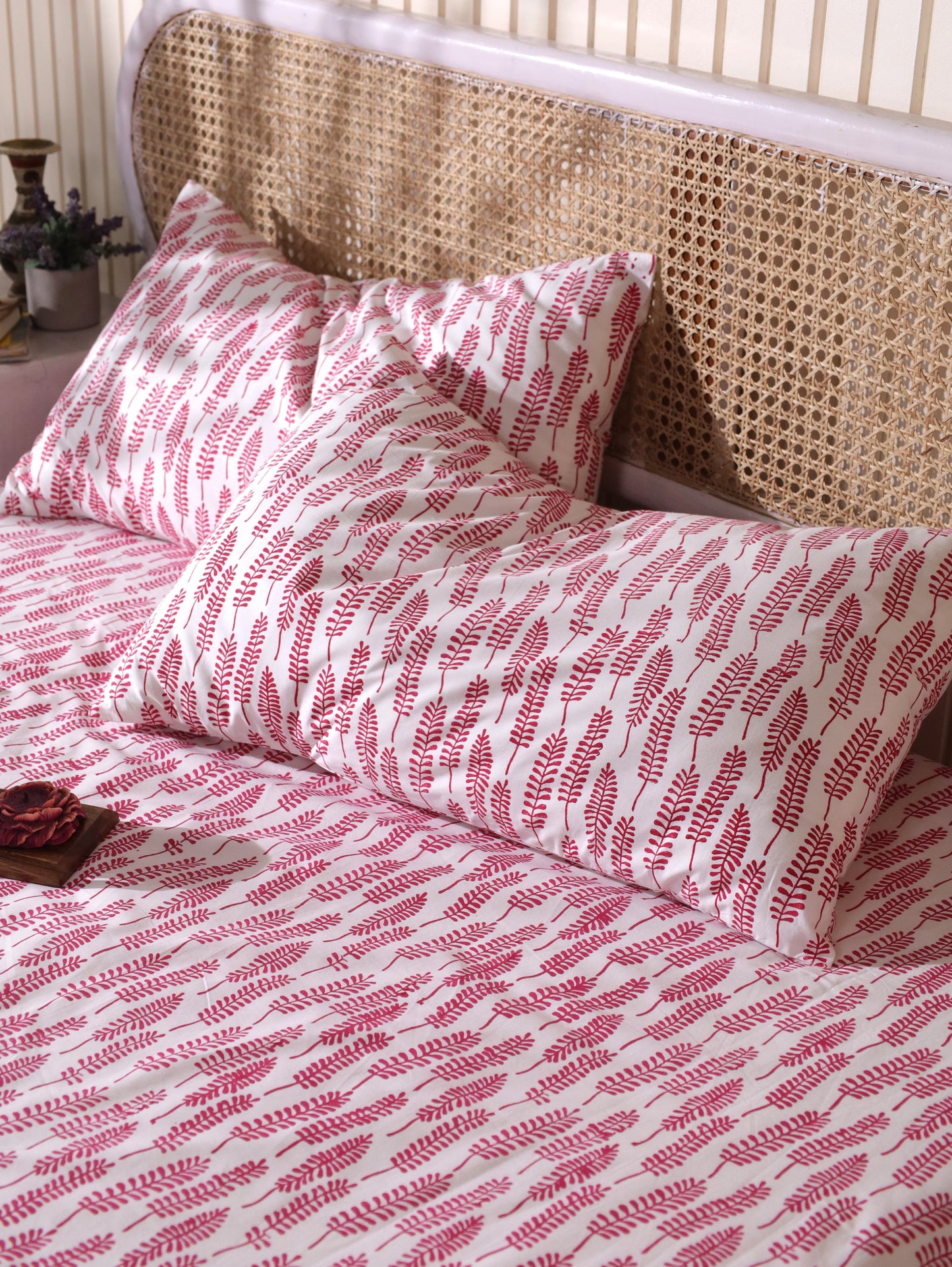 Red long leaves jaal fitted bedsheet set