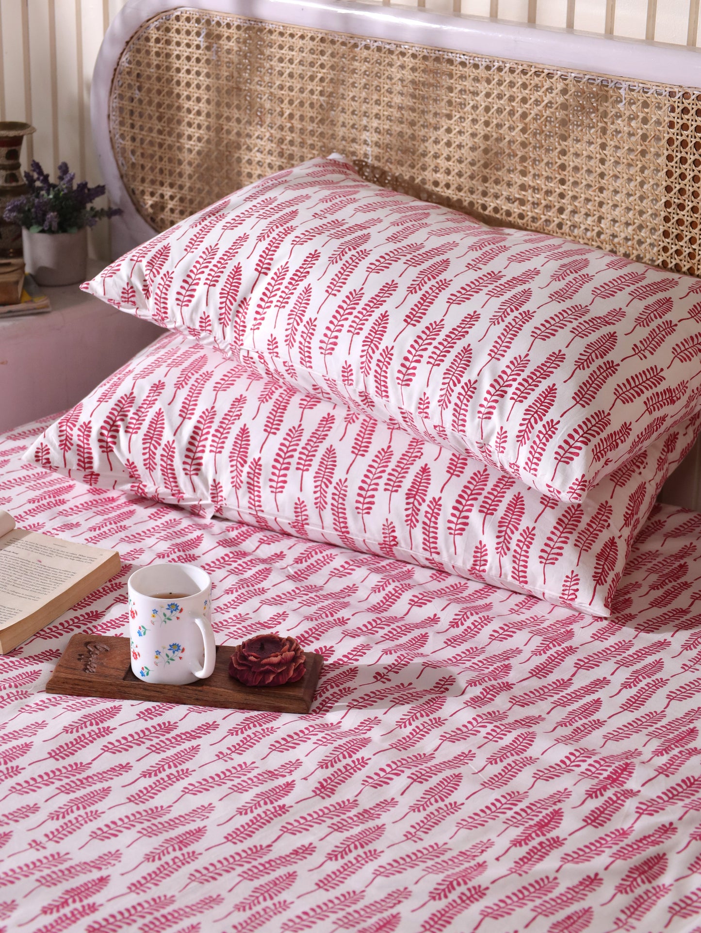 Red long leaves jaal fitted bedsheet set