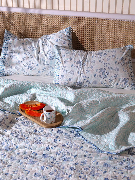 Shades of blue teen anaar mulmul quilt (abstract jaal)