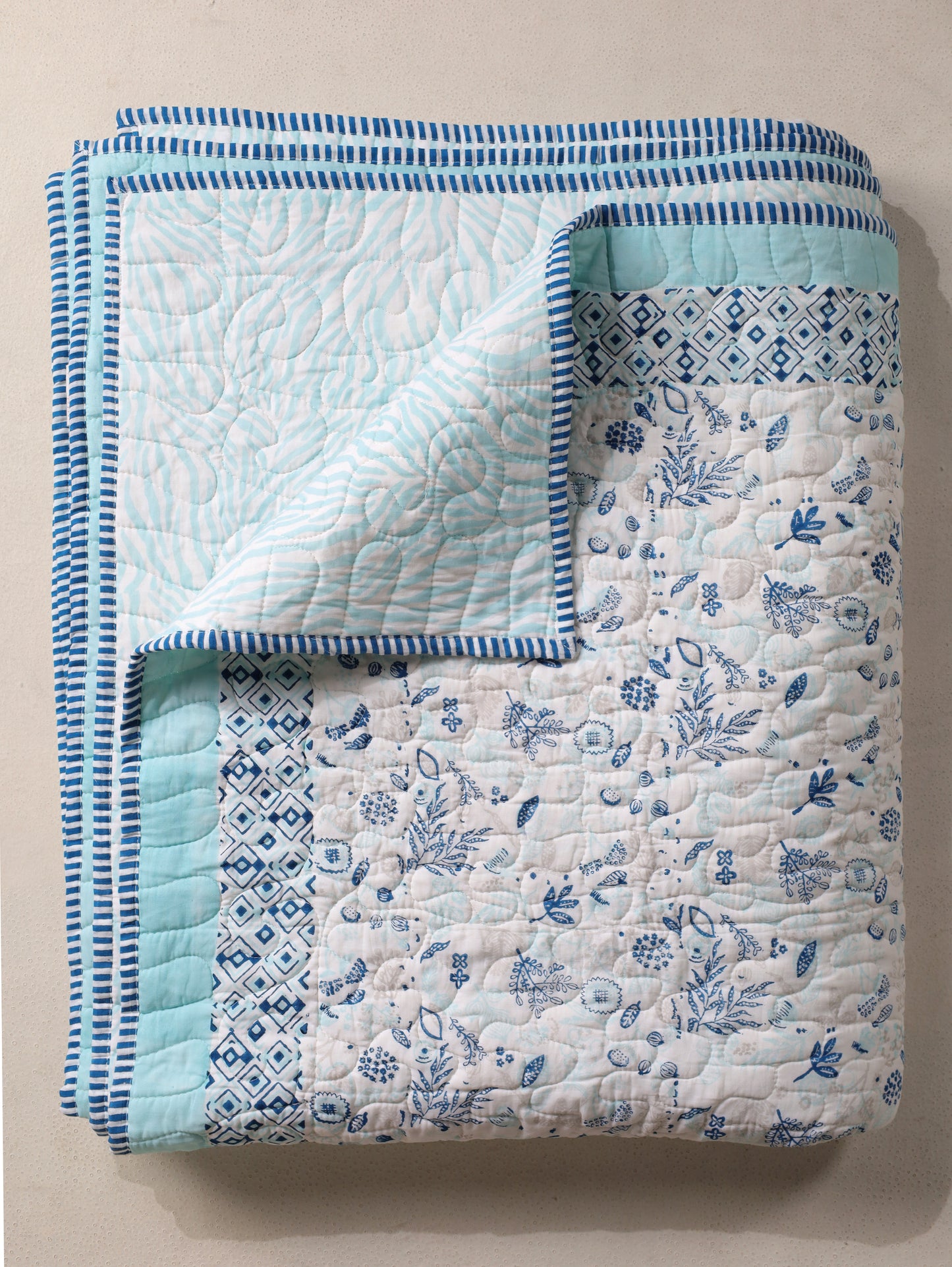 Shades of blue teen anaar mulmul quilt (abstract jaal)