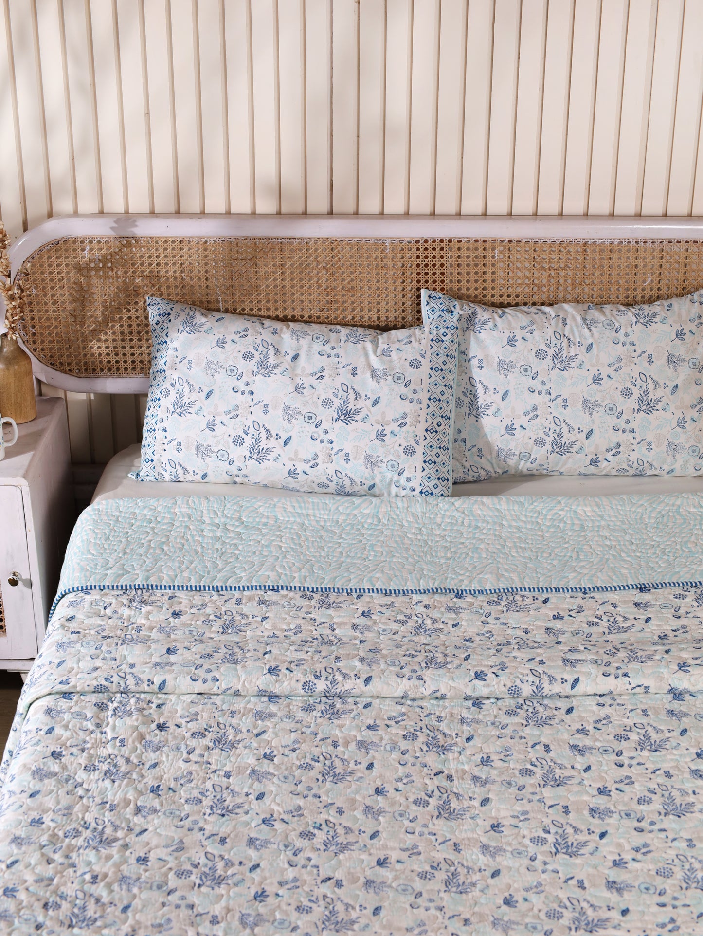 Shades of blue teen anaar mulmul quilt (abstract jaal)