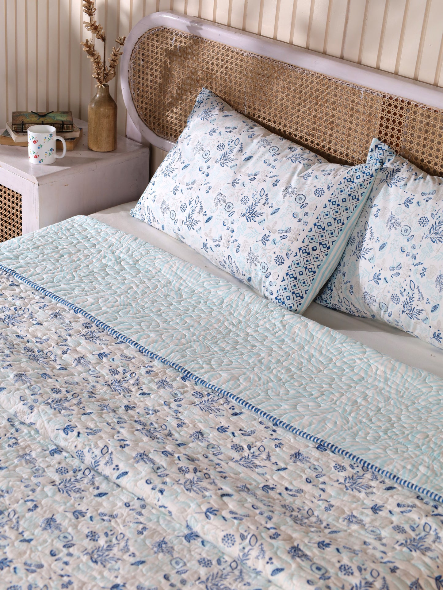 Shades of blue teen anaar mulmul quilt (abstract jaal)