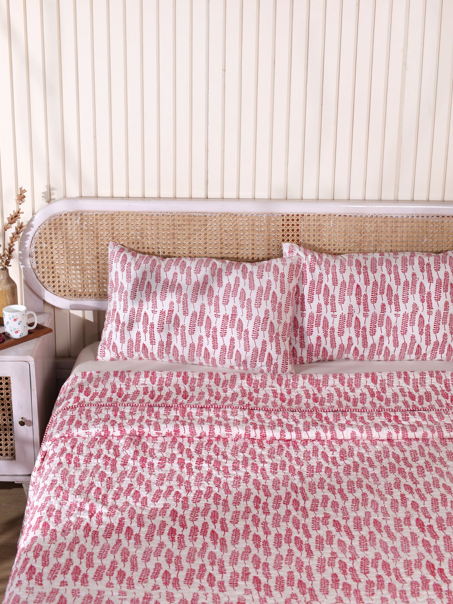 Red long leaves jaal mulmul quilt