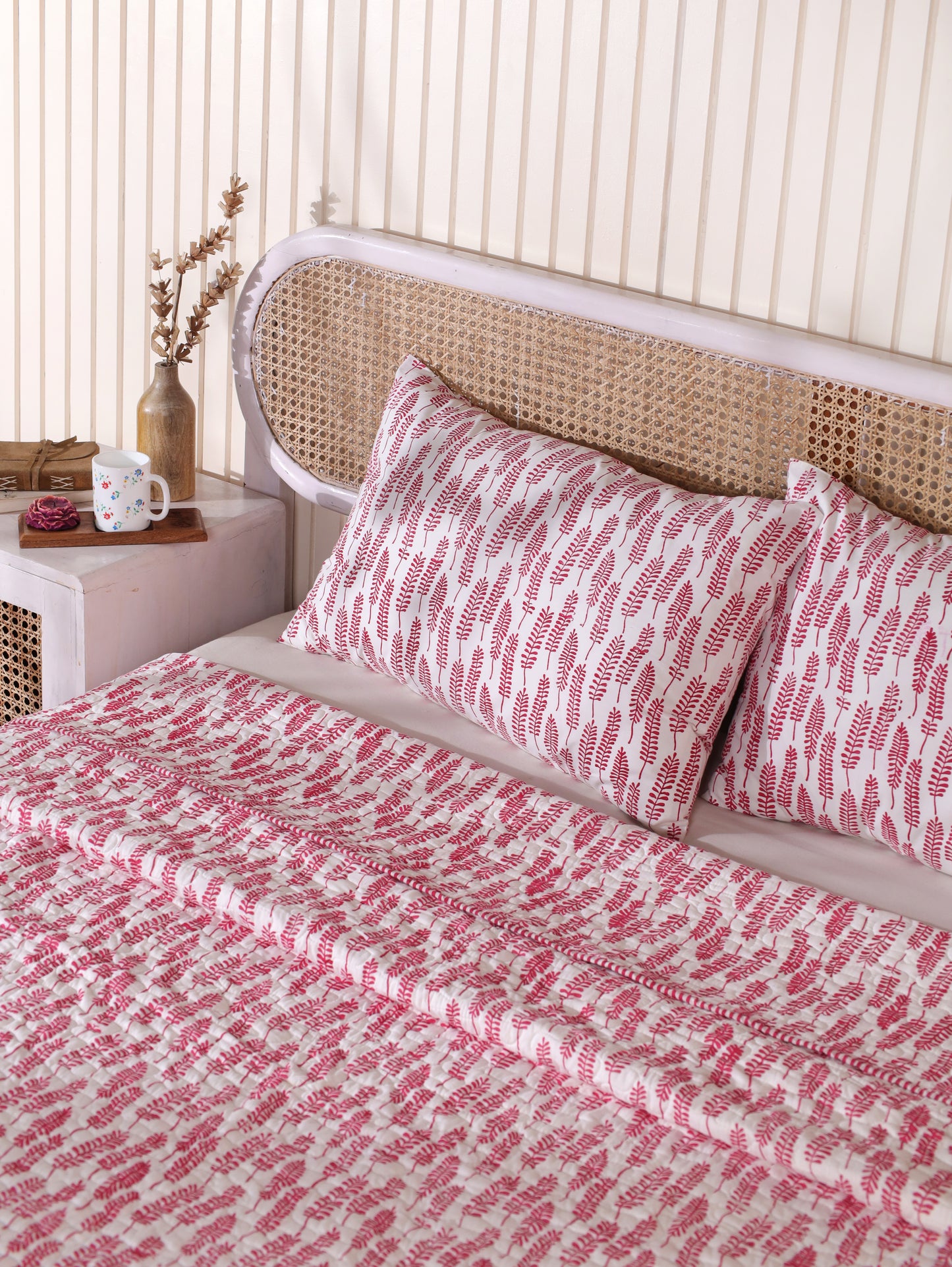 Red long leaves jaal mulmul quilt