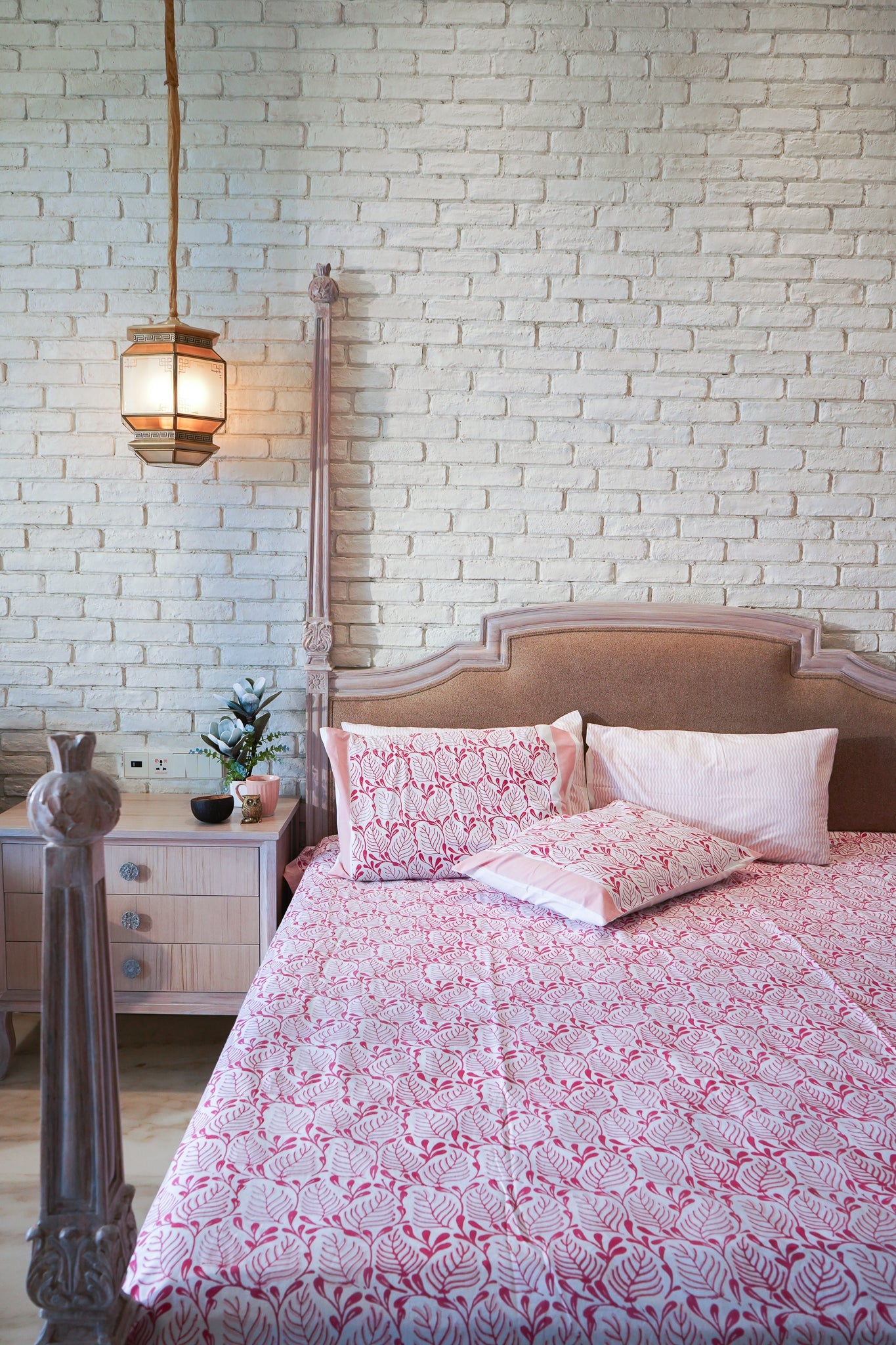 Magenta and pink 2 colour matching motif fitted bedsheet set