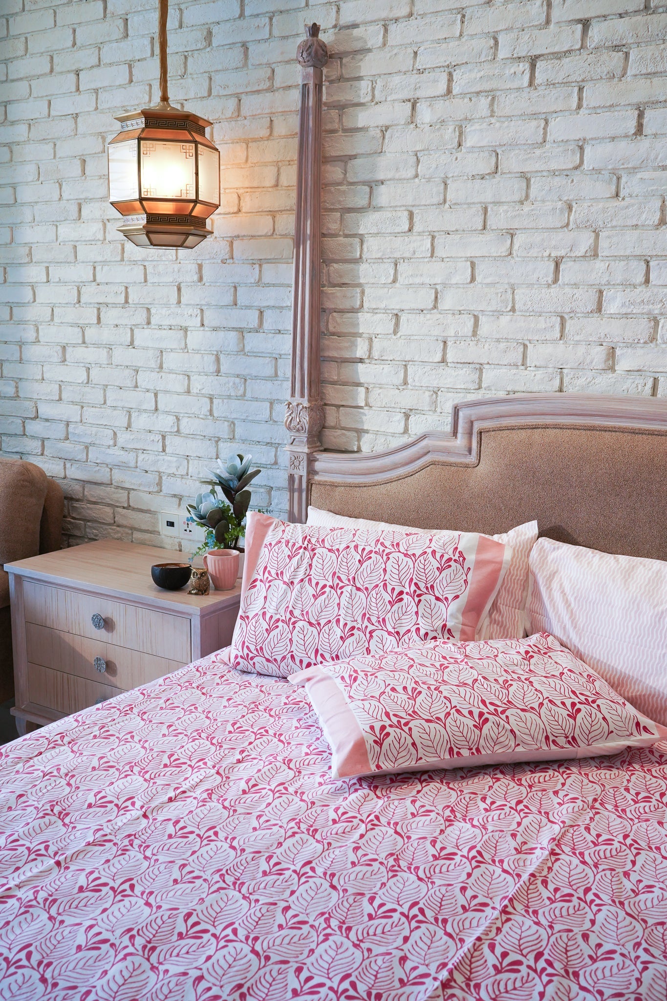 Magenta and pink 2 colour matching motif fitted bedsheet set