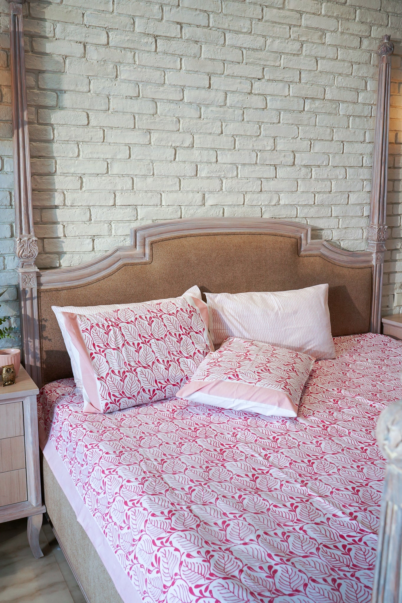 Magenta and pink 2 colour matching motif fitted bedsheet set