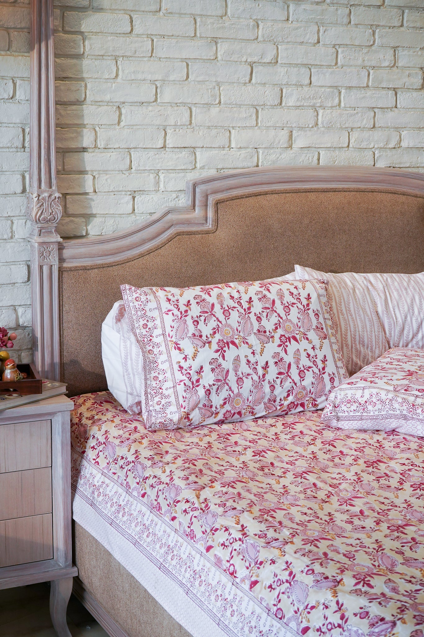 Magenta and pink (beige gadh) phal aur phool fitted bedsheet set