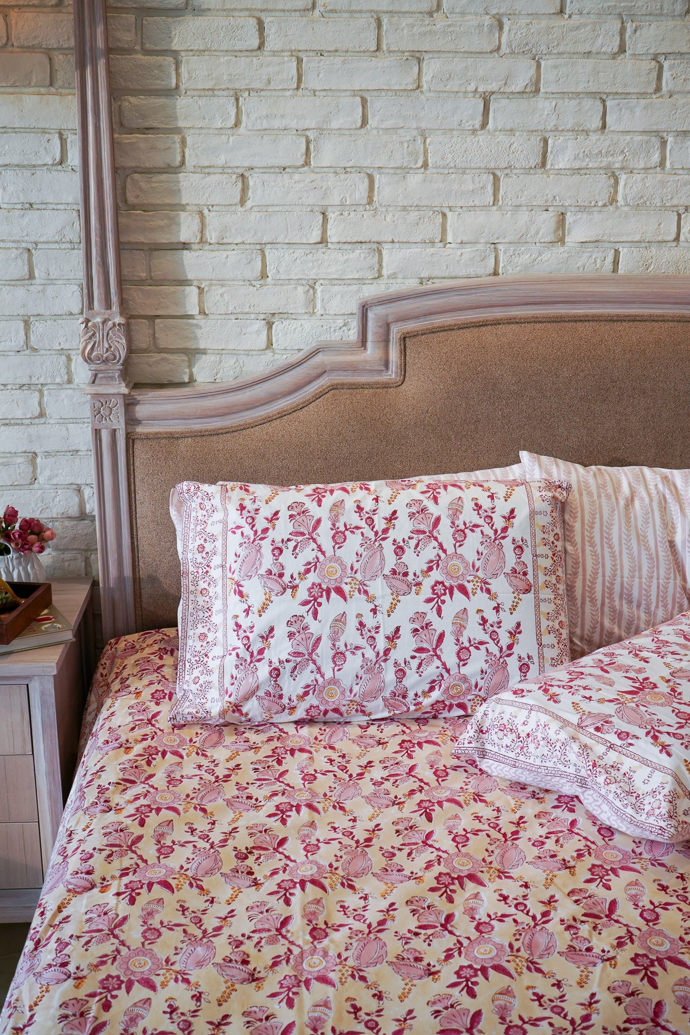 Magenta and pink (beige gadh) phal aur phool fitted bedsheet set