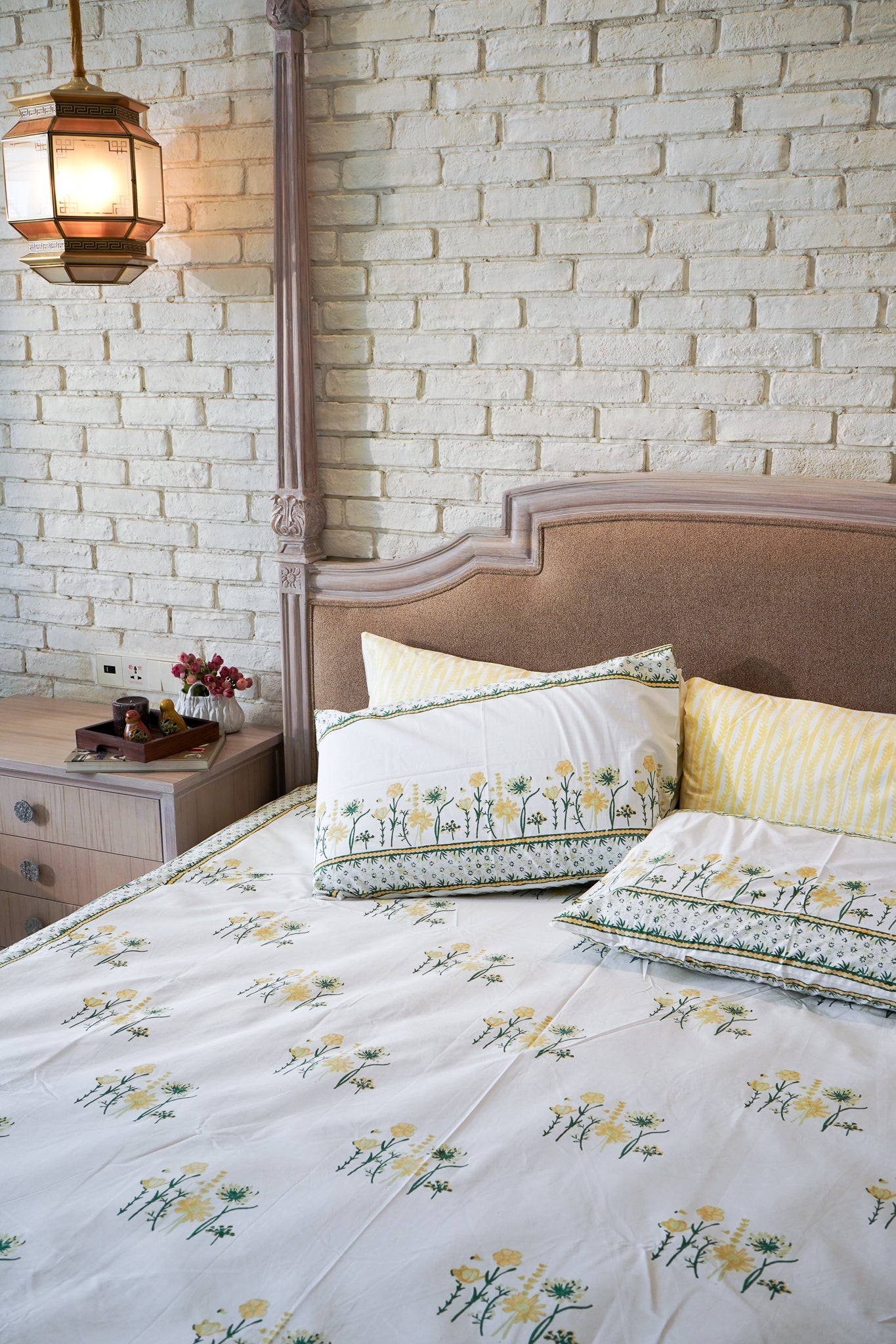 Green parrot and yellow blooming flowers bedsheet set