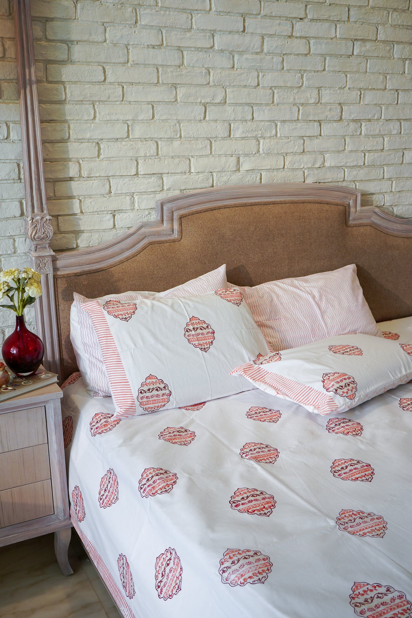 Maroon and magenta heera jaal motif bedsheet set