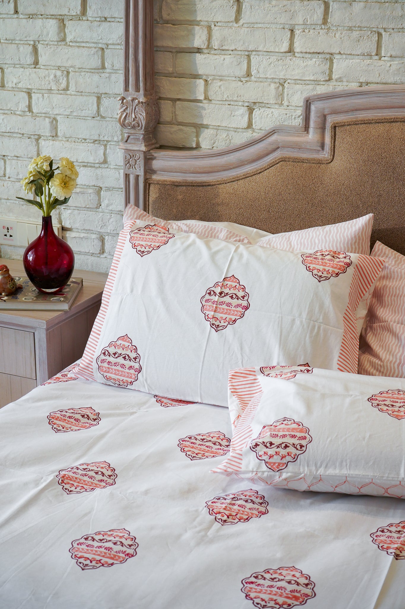 Maroon and magenta heera jaal motif bedsheet set