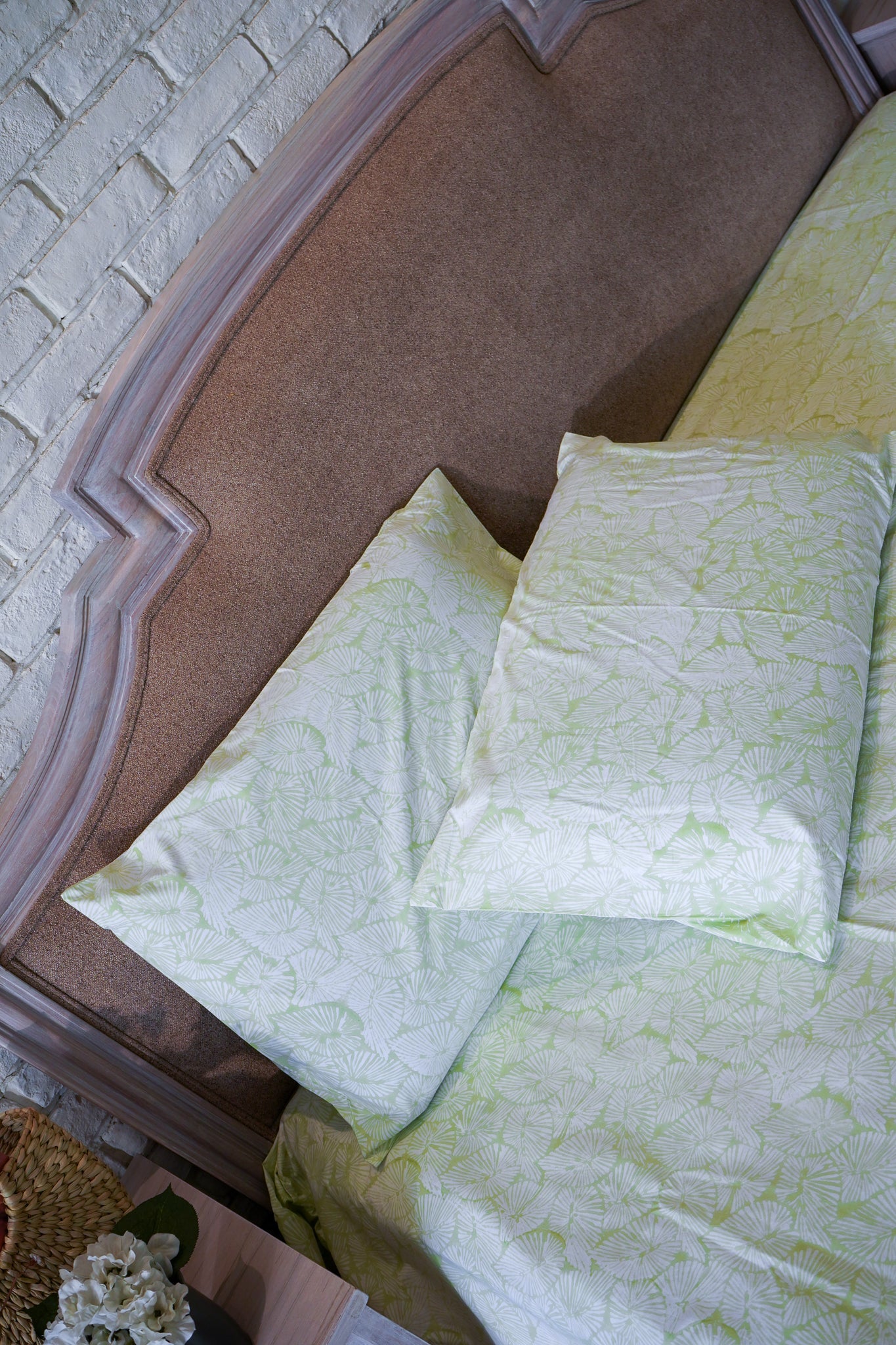 Lime green small lines leaves jaal fitted bedsheet set