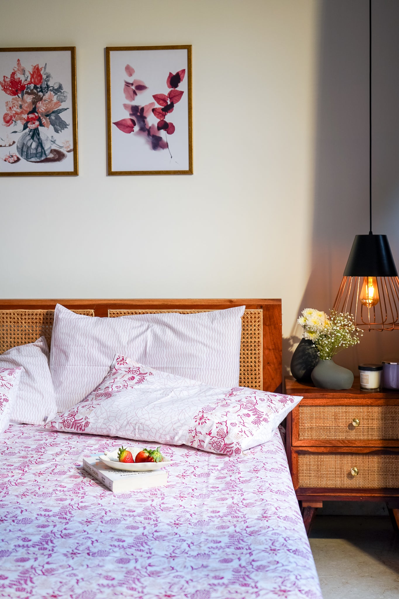 Magenta and pink kamal phool bedsheet set (floral jaal)
