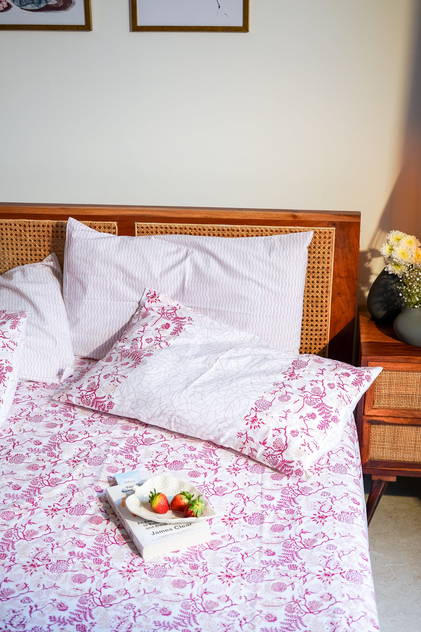 Magenta and pink kamal phool bedsheet set (floral jaal)