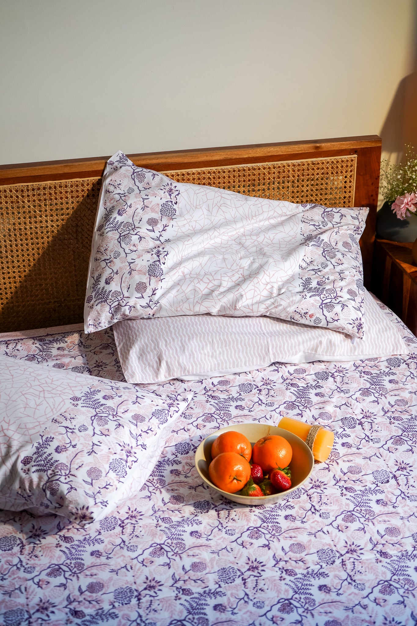 Lilac and pink kamal phool bedsheet set (floral jaal)