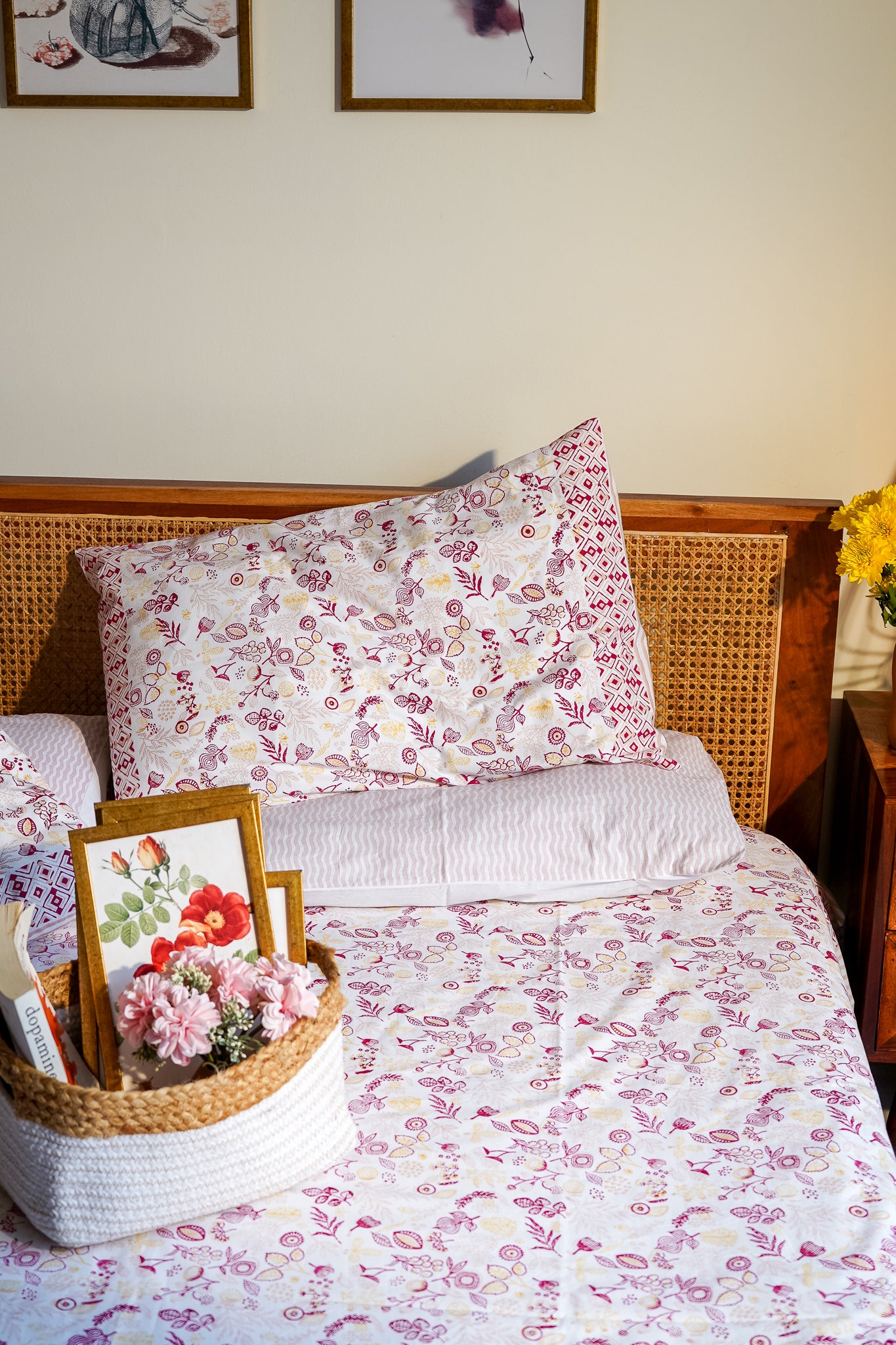 Magenta and yellow teen anaar bedsheet set (abstract jaal)