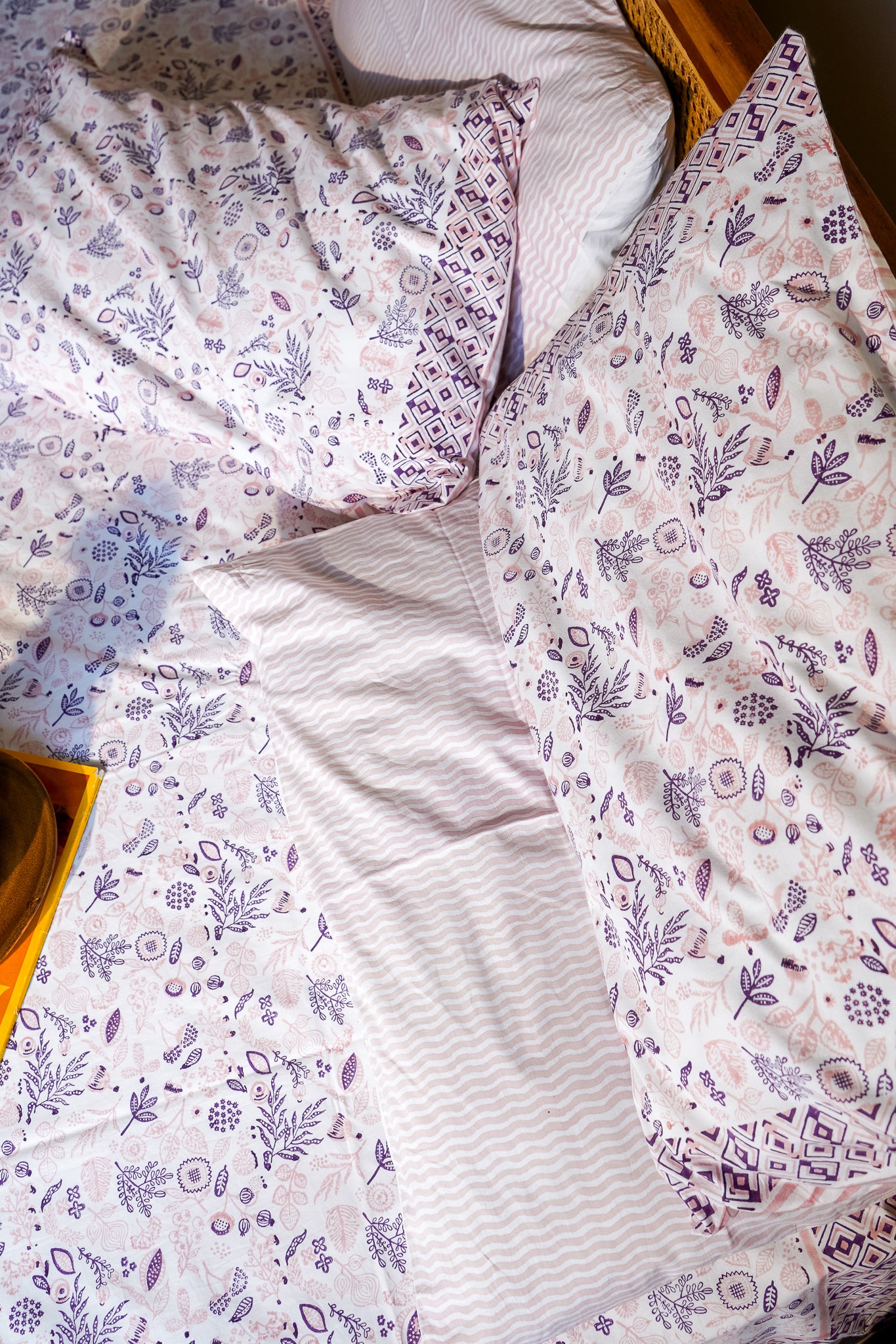 Lilac and pink teen anaar bedsheet set (abstract jaal)