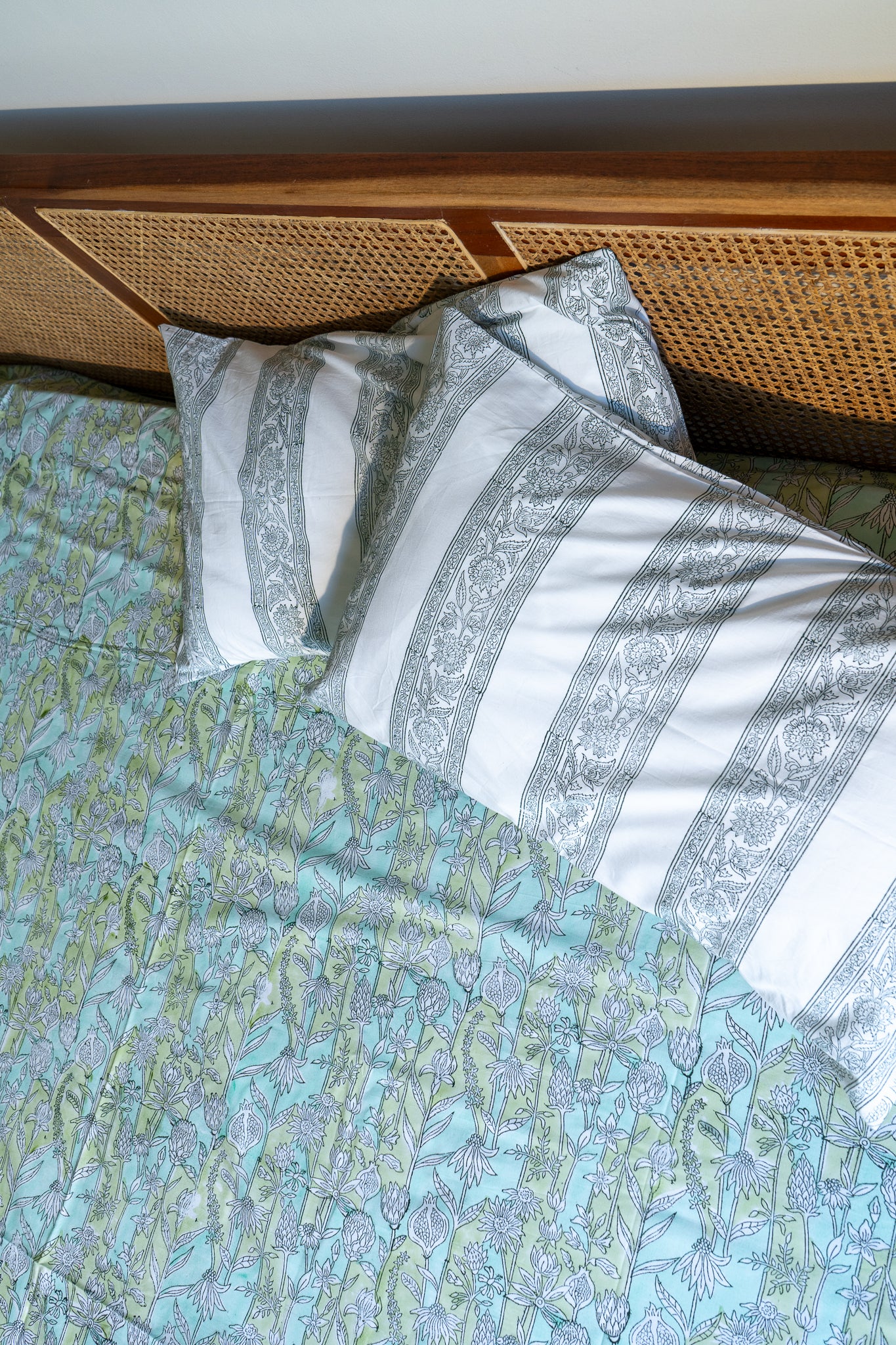 Parrot and sea green gadh jaal bedsheet set